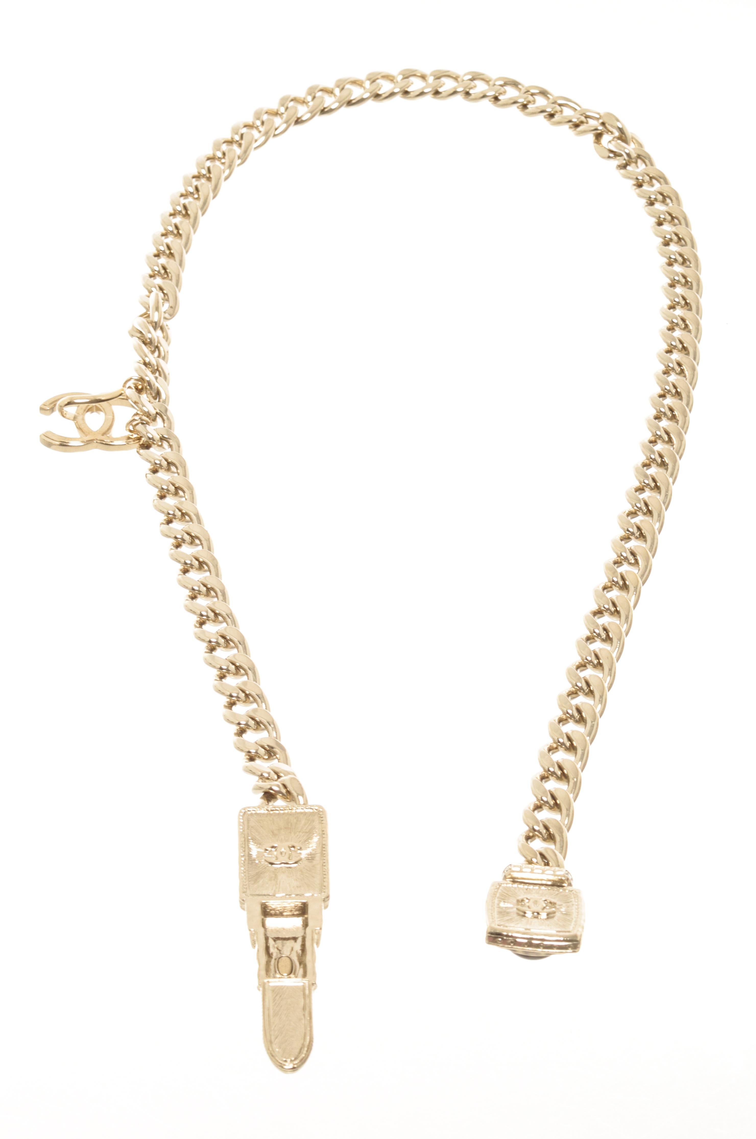Chanel gold-tone CC lipstick chain with a lipstick charm with a CC logo and rhinestones on it on one end, a rhinestone CC logo in a square on the other end, and a CC rhinestone logo in the middle.



72361MSC