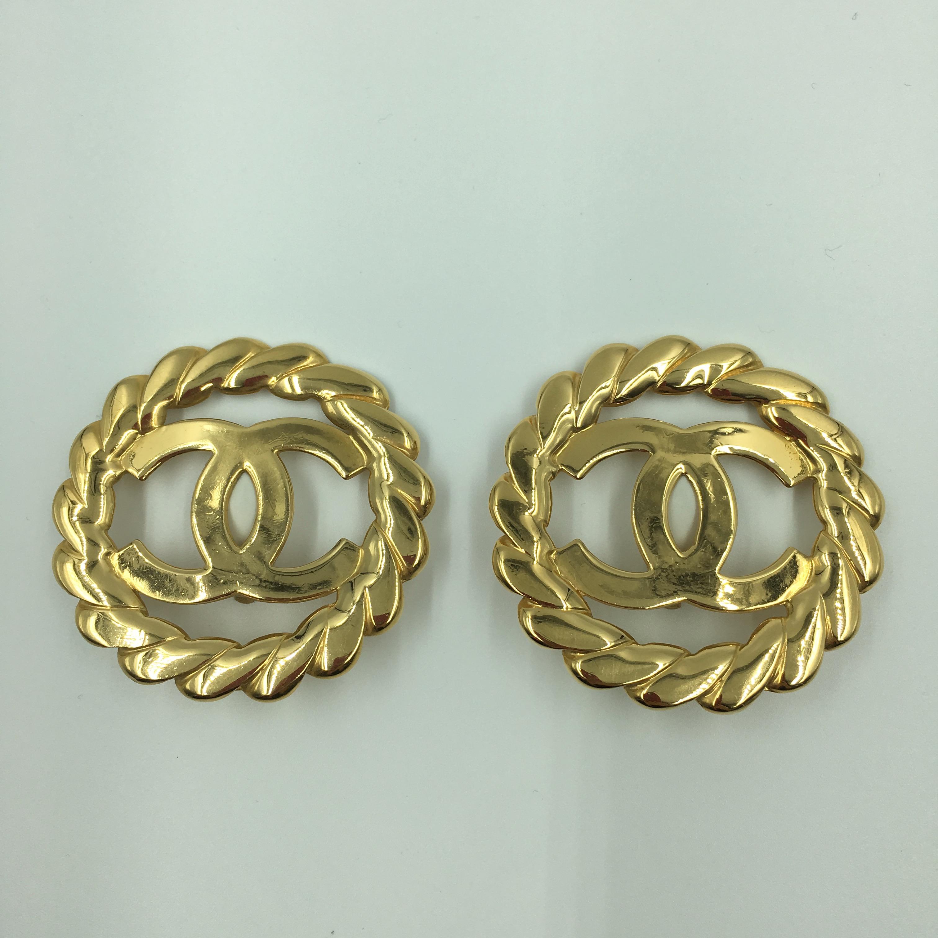 Chanel Gold Tone CC Logo/Chain Oversized Statement Clip On Earrings. Stamped Chanel on back. Stamped Made in France.
In good vintage condition.

Measurement are as follows:
Width- 2 1/4