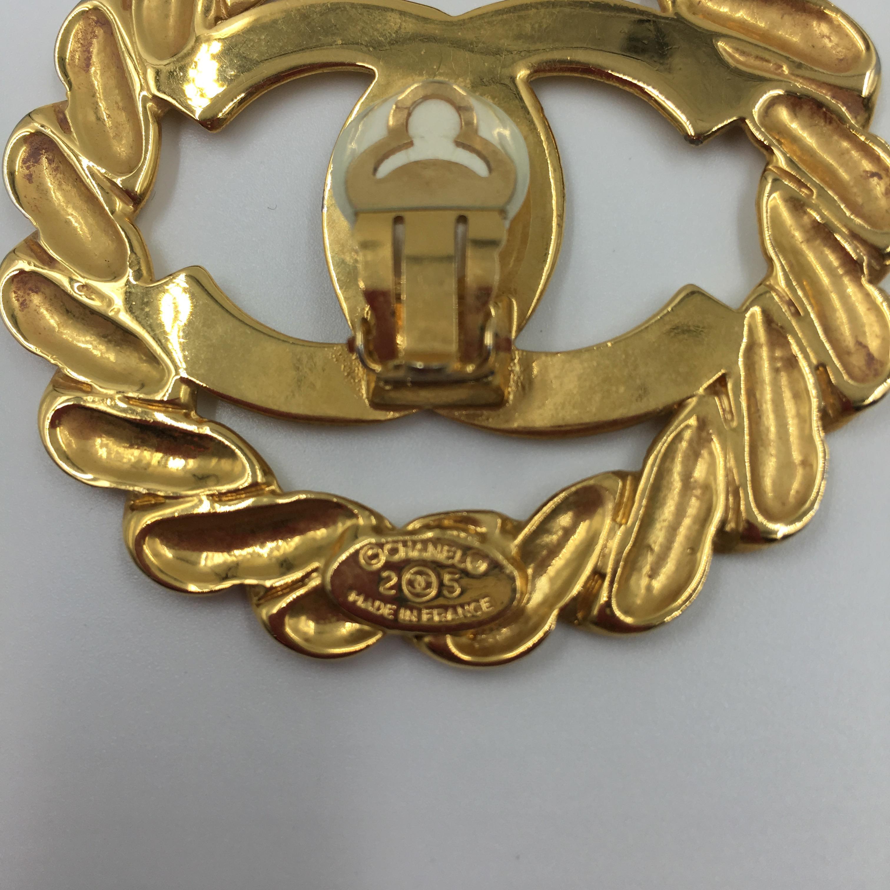 Chanel Gold Tone CC Logo/Chain Statement Clip On Earrings im Zustand „Gut“ in Los Angeles, CA