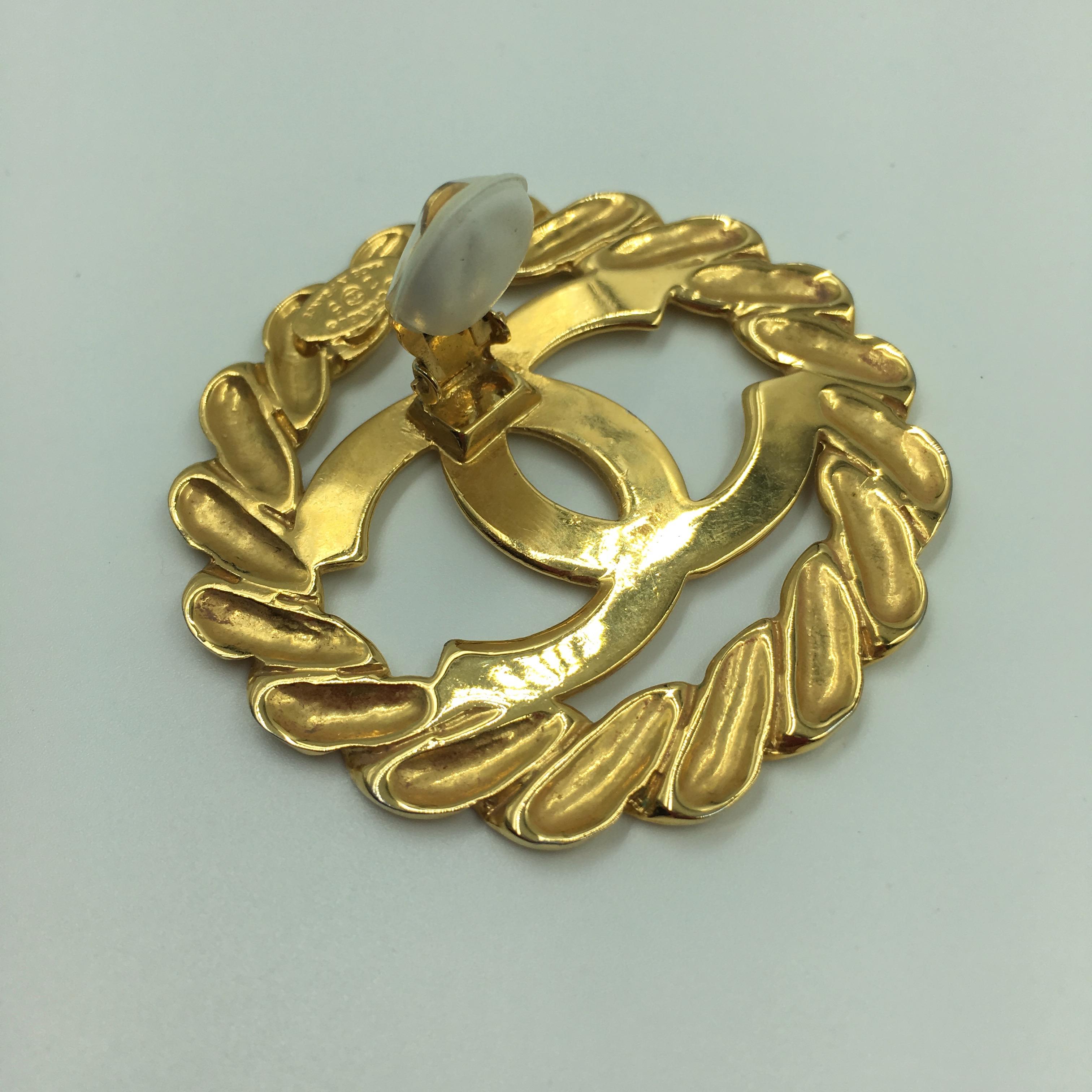Chanel Gold Tone CC Logo/Chain Statement Clip On Earrings Damen