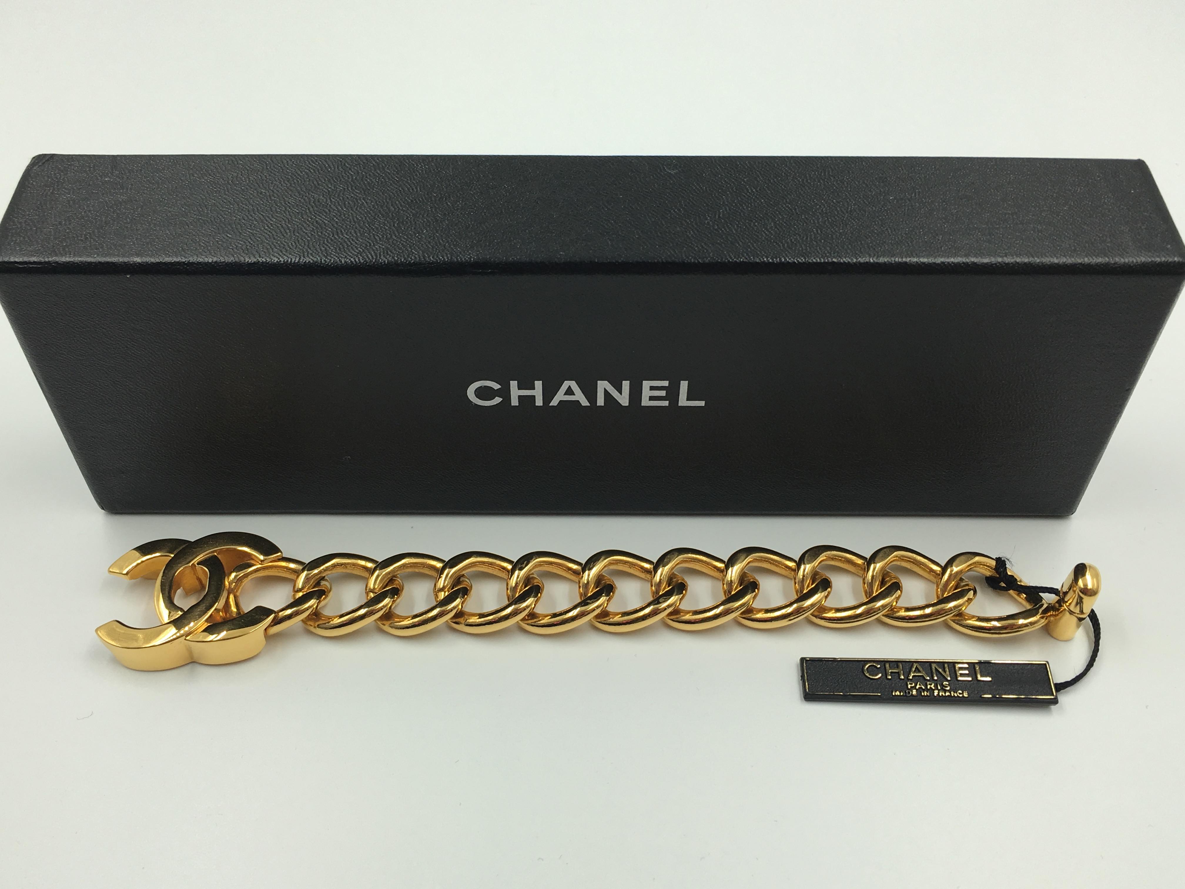 Chanel Gold Tone CC Logo Chunky Chain Bracelet. Features a turn style closure at the center of the CC logo. Original tag attached and Chanel box included. 
In very good condition. 

Measurements are as follows:
Length (closed circumference from