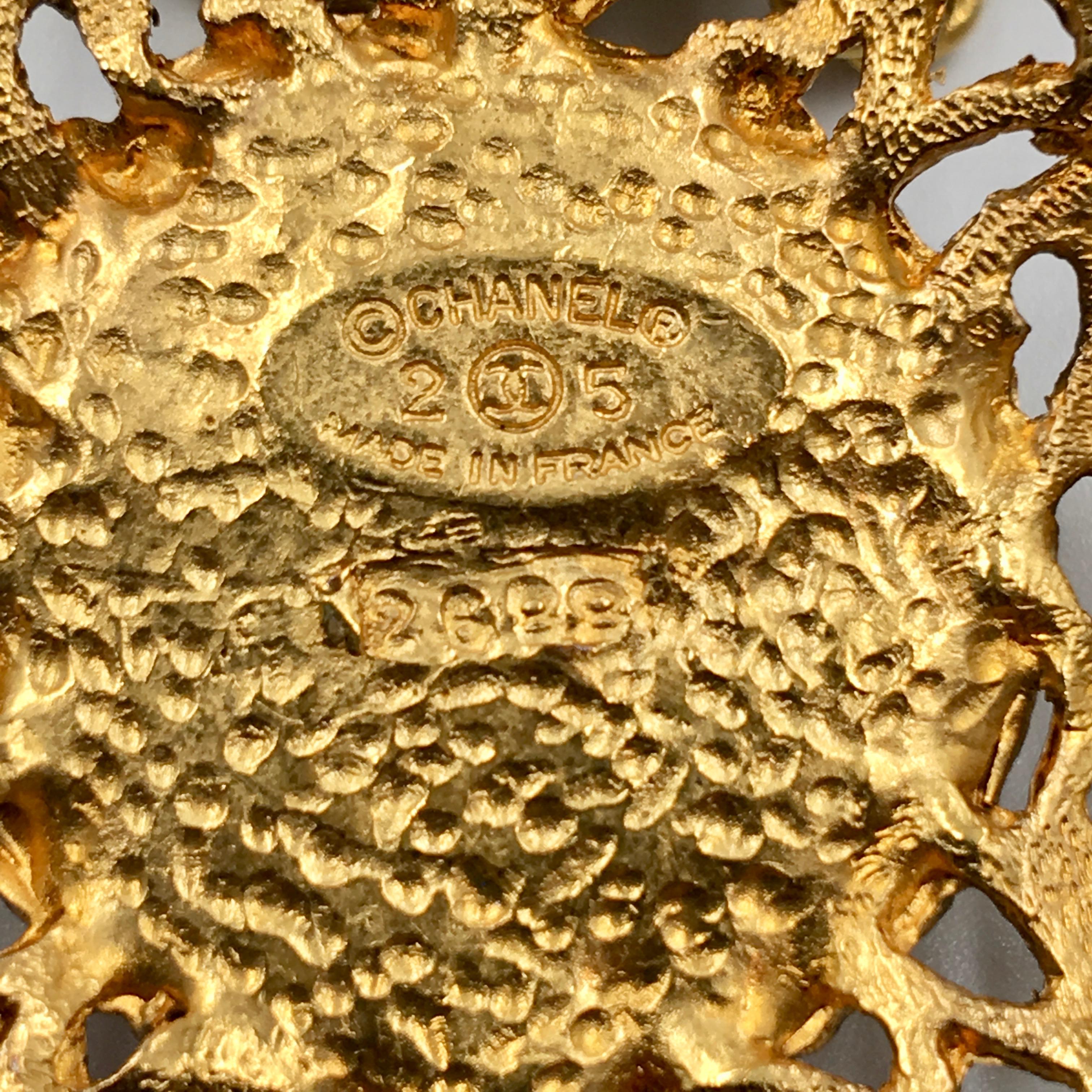 Croix Chanel de couleur or avec logo CC et verre coulé Pate de Verre par Madam Gripoix Unisexe en vente