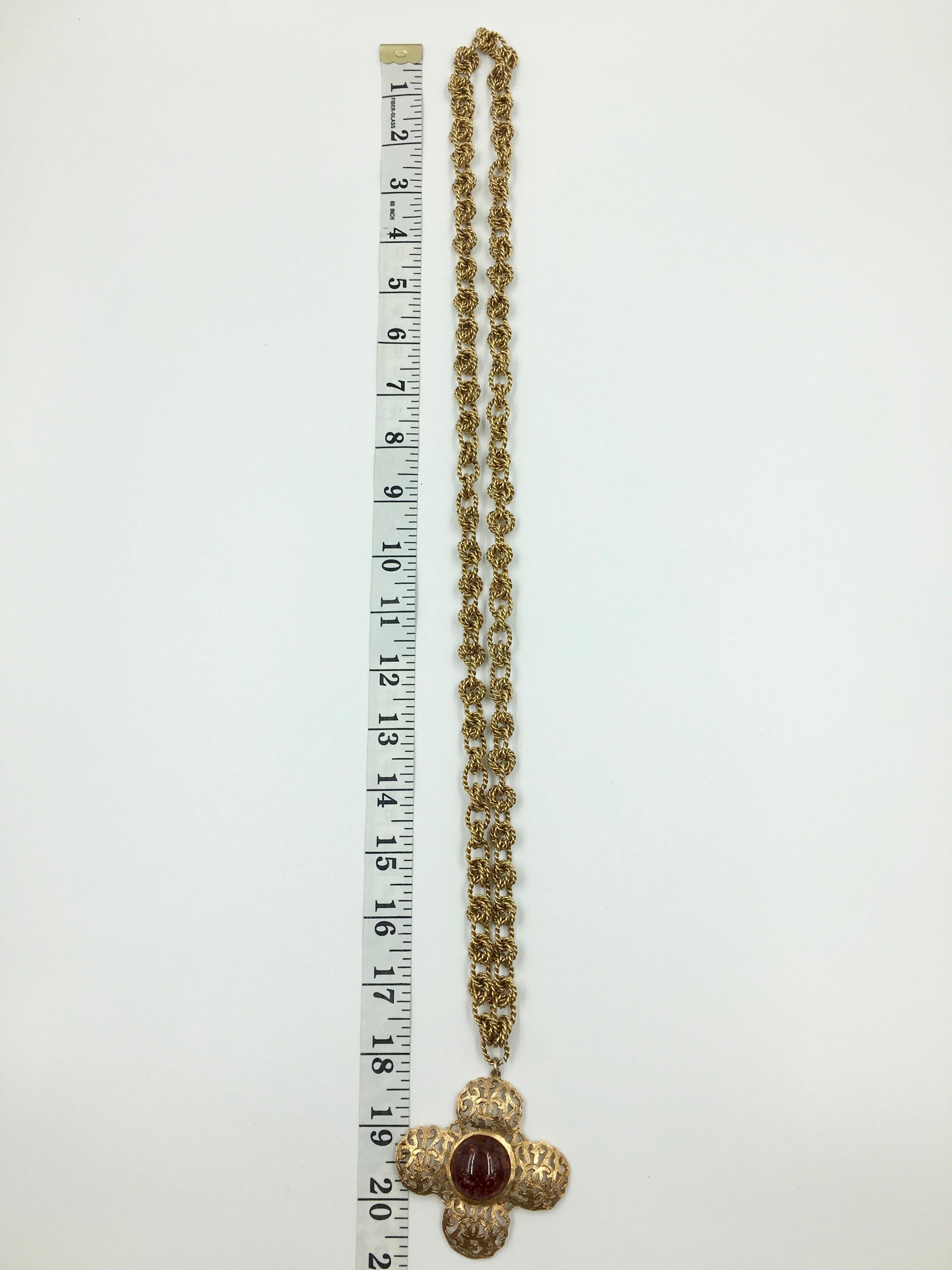 Croix Chanel de couleur or avec logo CC et verre coulé Pate de Verre par Madam Gripoix en vente 2