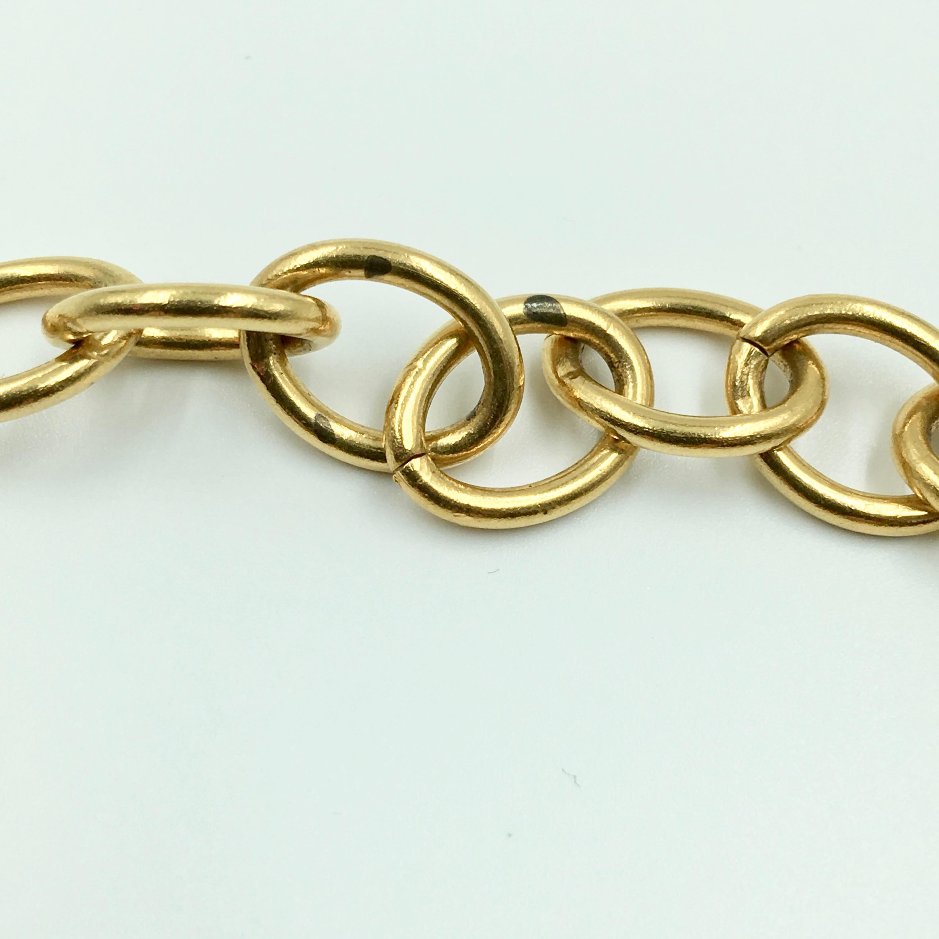 Chanel, collier croix tourbillonnante avec logo CC, couleur or en vente 5