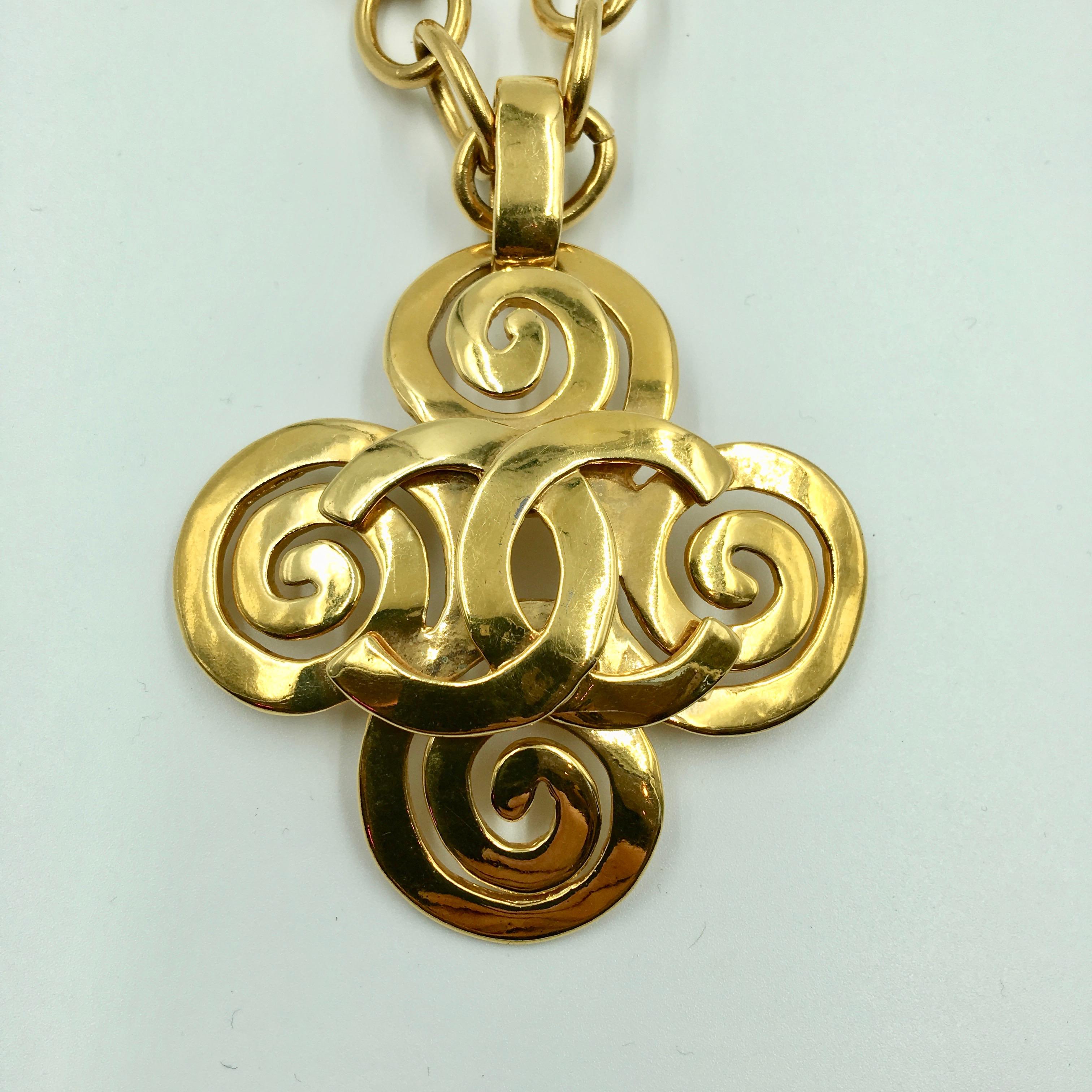 Contemporain Chanel, collier croix tourbillonnante avec logo CC, couleur or en vente