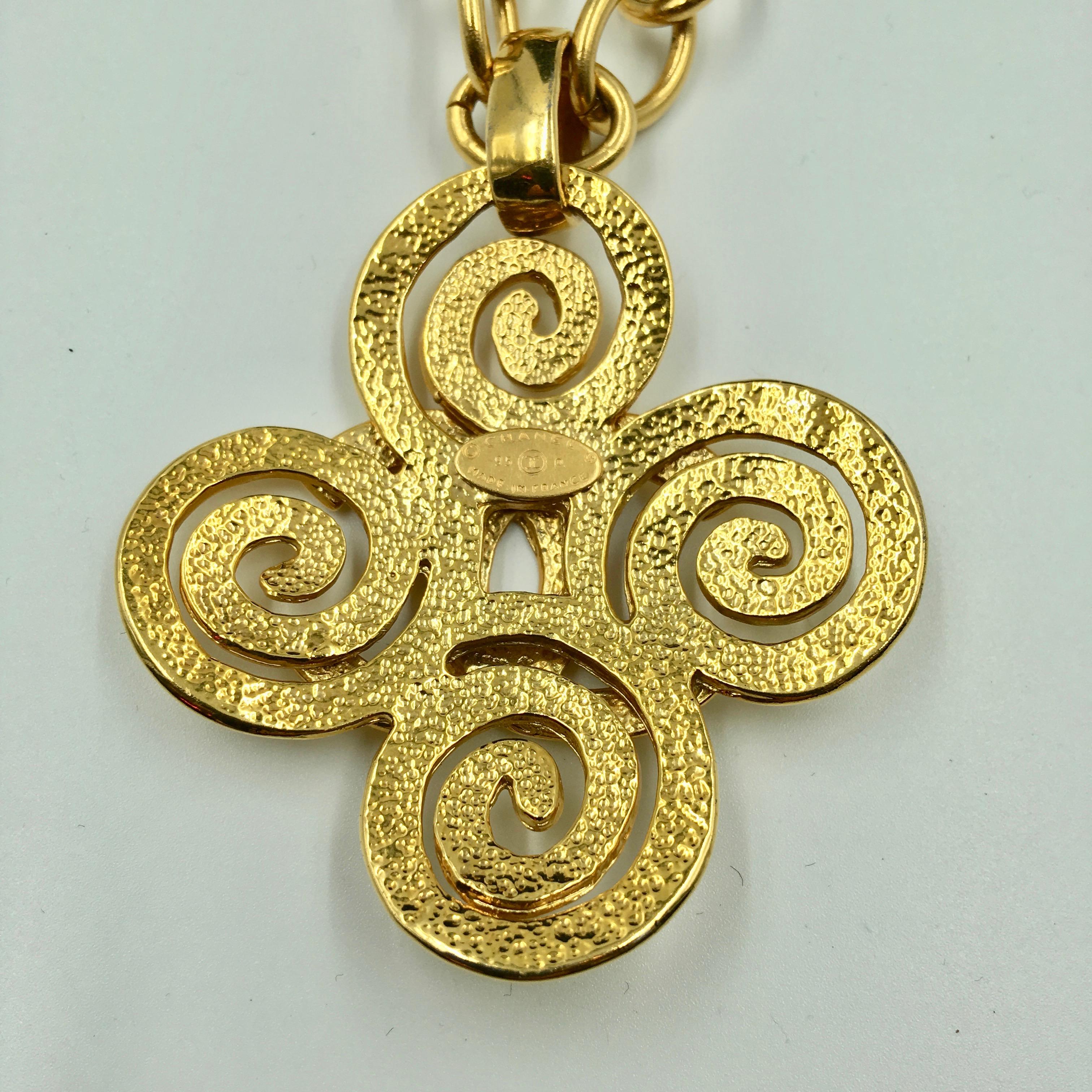 Chanel, collier croix tourbillonnante avec logo CC, couleur or Unisexe en vente