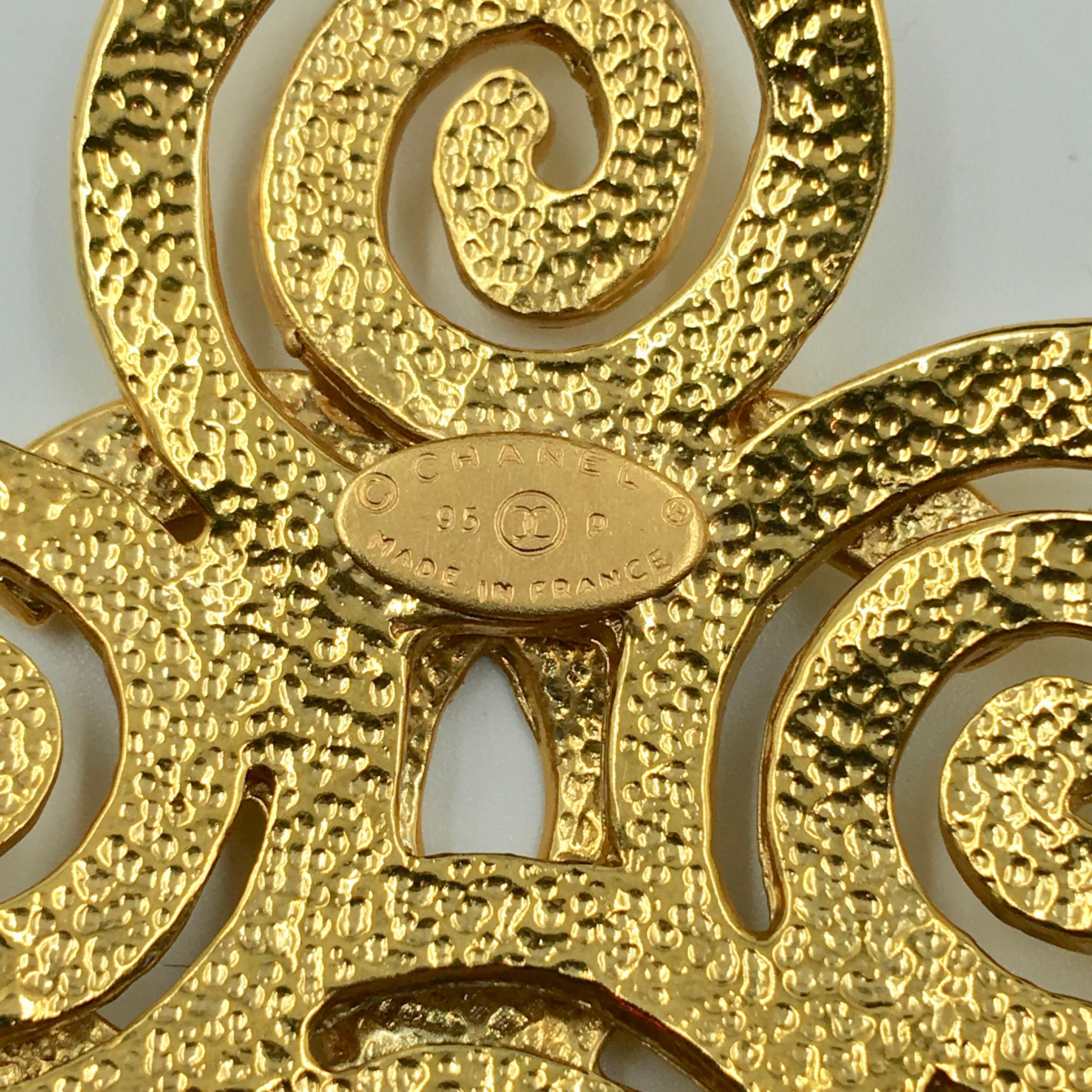 Chanel, collier croix tourbillonnante avec logo CC, couleur or en vente 2