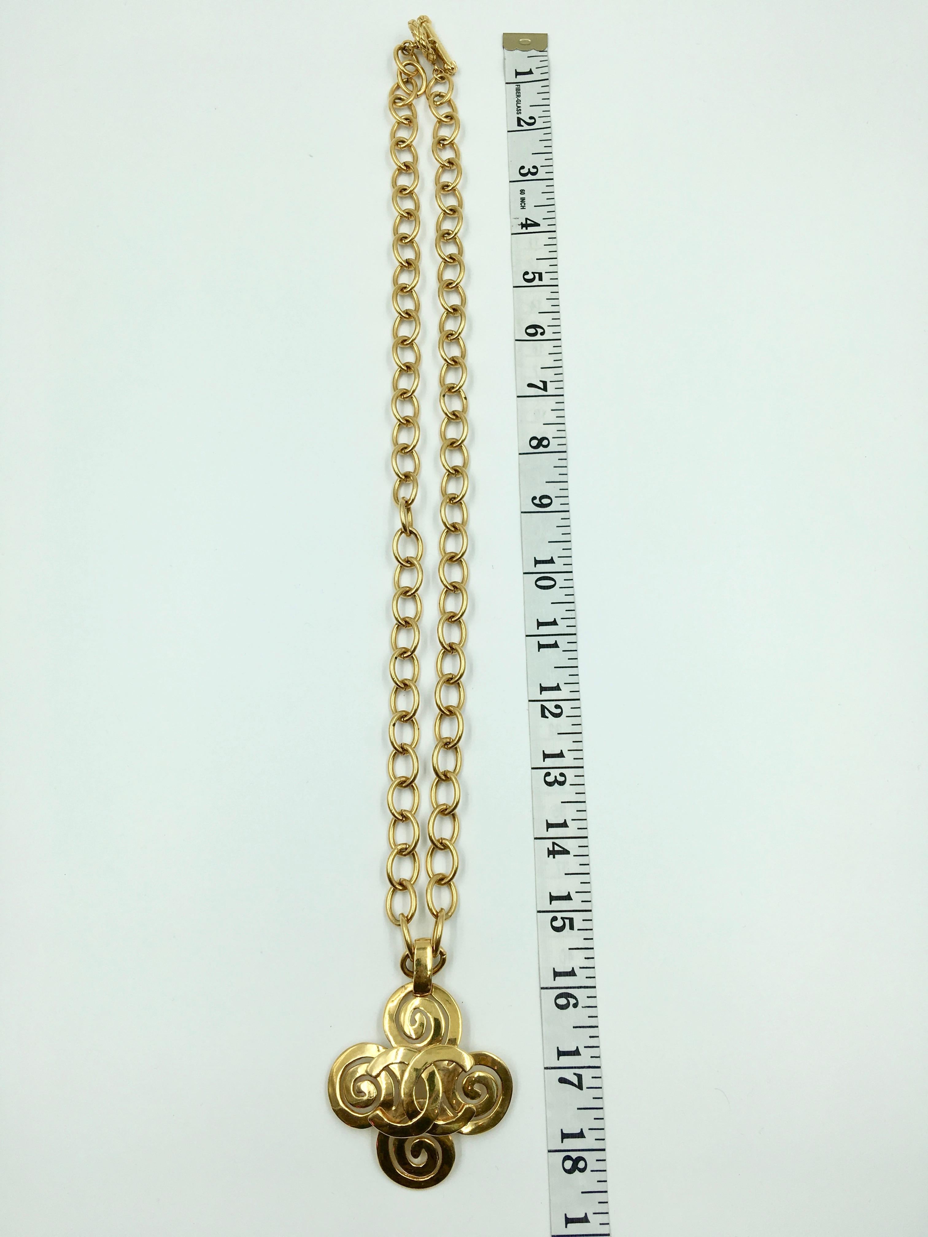 Chanel, collier croix tourbillonnante avec logo CC, couleur or en vente 3