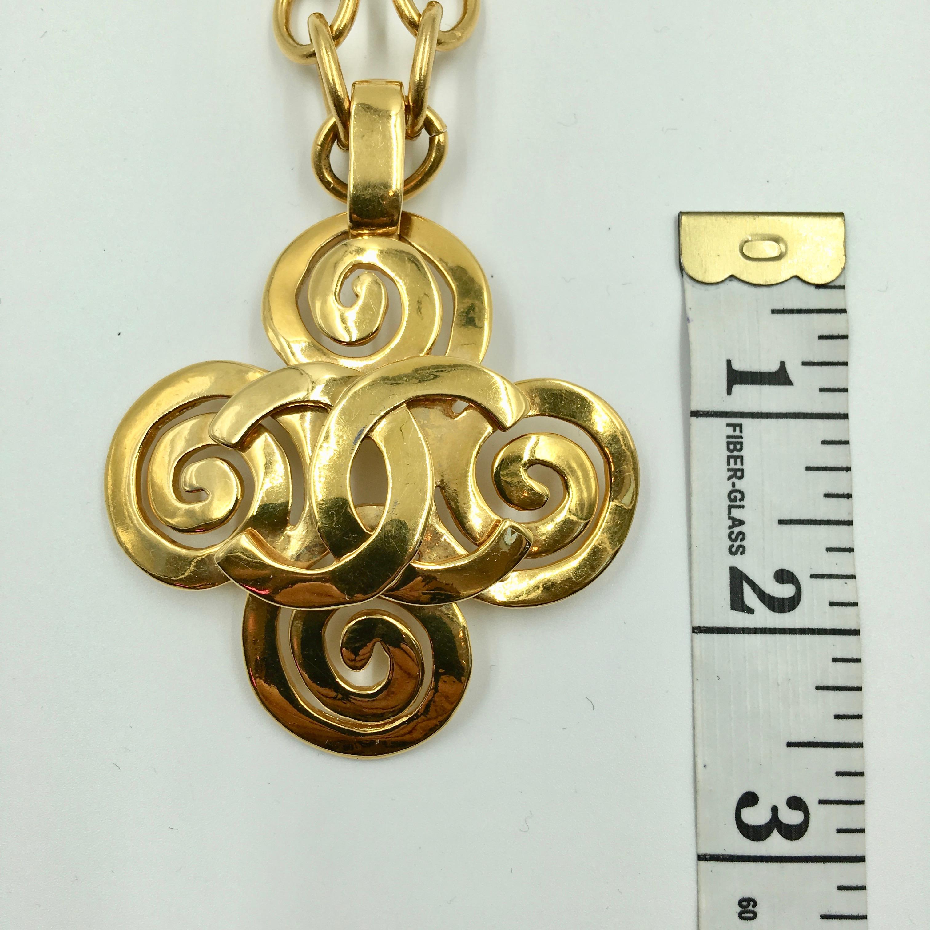 Chanel, collier croix tourbillonnante avec logo CC, couleur or en vente 4