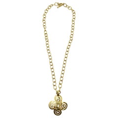 Chanel, collier croix tourbillonnante avec logo CC, couleur or