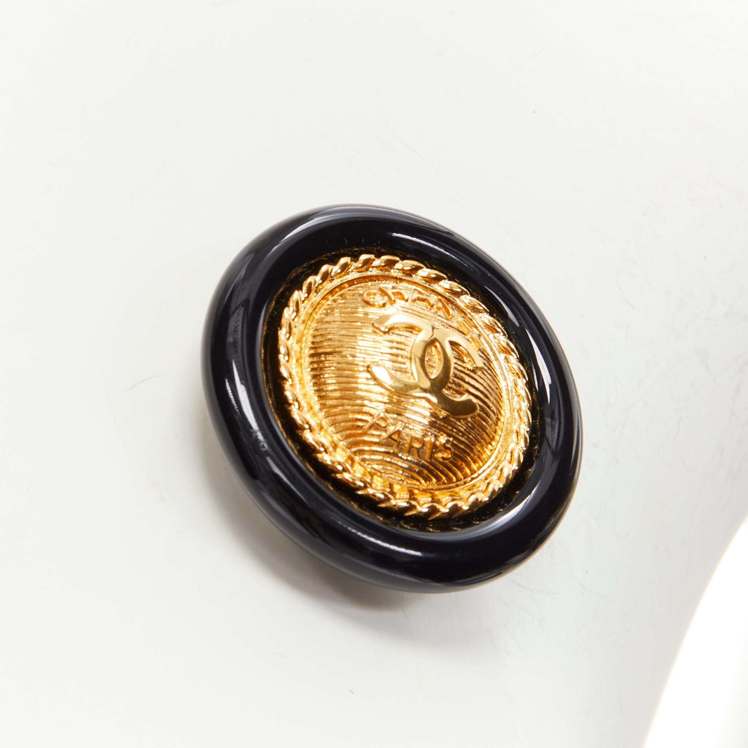 Goldfarbene CC Medaillon Münze schwarze Acryl-Anstecknadelbrosche im Zustand „Hervorragend“ im Angebot in Hong Kong, NT