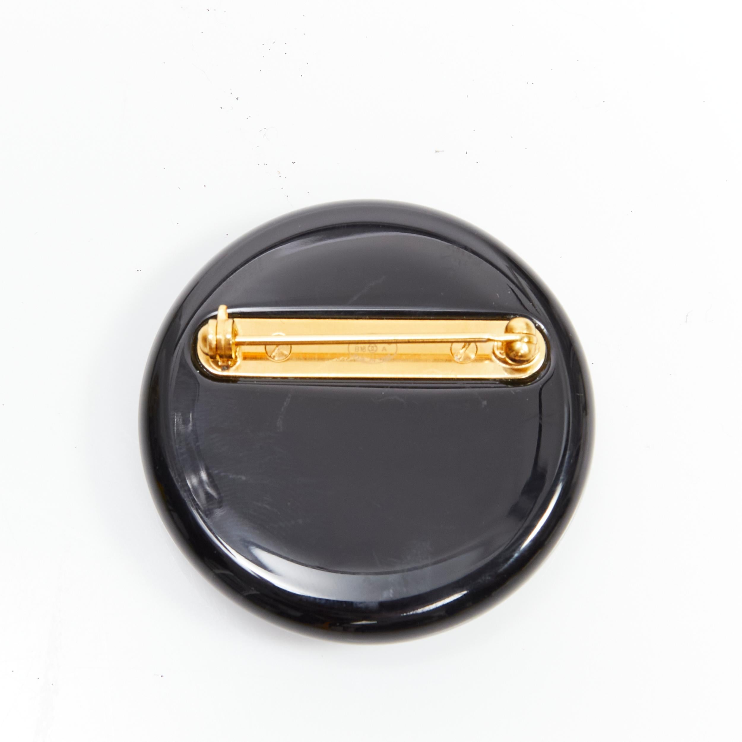 CHANEL Broche en acrylique noire avec médaillon CC et pièce de monnaie en or Pour femmes en vente