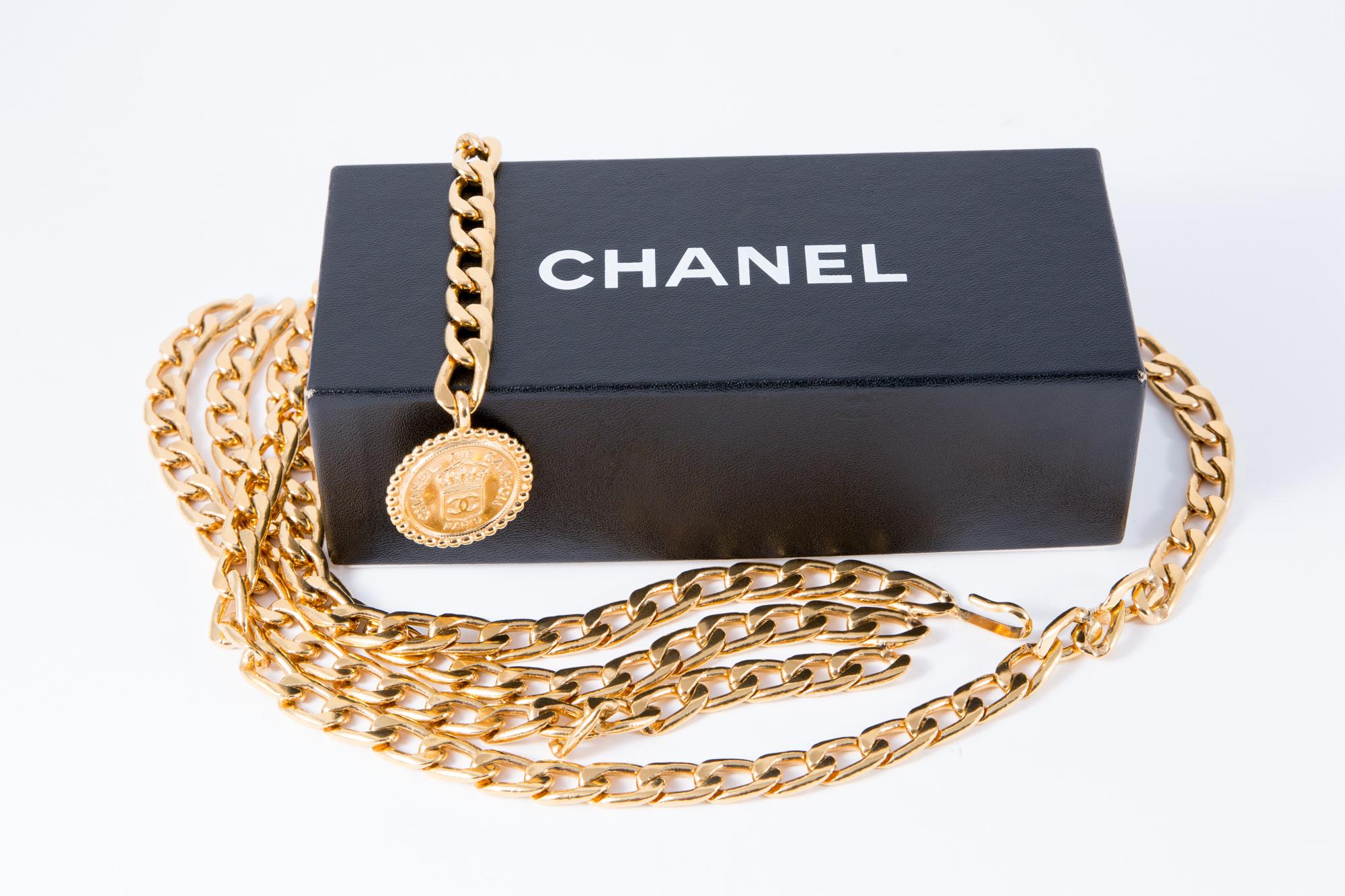 Gorgeous Chanel gold tone chain belt featuring  a long chain, logo round metal medal “Chanel”, with a hook to be adjustable, Chanel pitted back medal. Delivered in original box.
Length Maxi: 32.2in. (82cm)
In excellent vintage condition. Made in