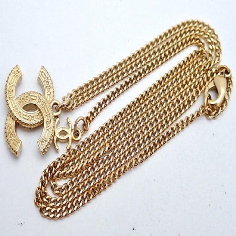 Chanel CC-Halskette mit goldfarbener Kette, ineinandergreifendem CC-Logo-Anhänger mit klaren und schwarzen Strasssteinen, einem kleinen ineinandergreifenden CC-Logo-Charme und Karabinerverschluss.
 

66154MSC