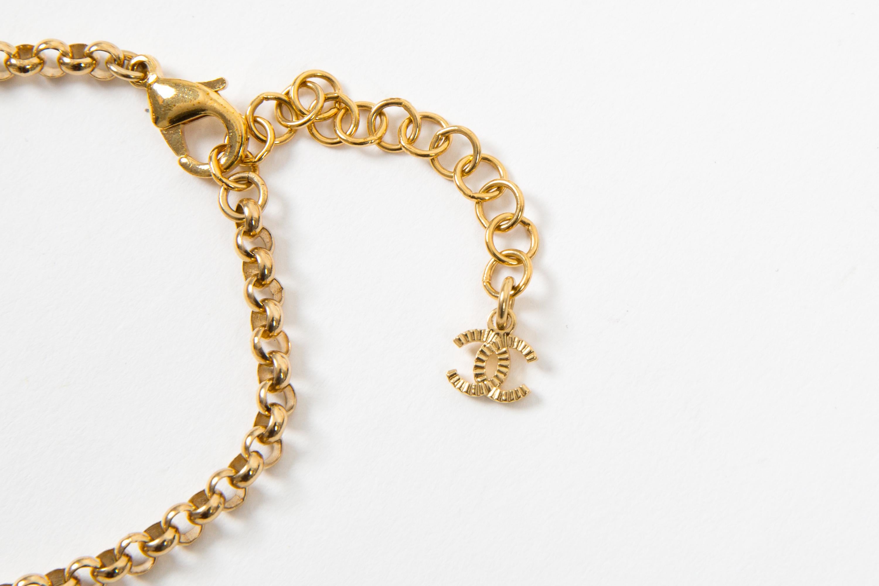 Chanel Gold Tone Chain Heart CC Bracelet In Good Condition For Sale In Paris, FR