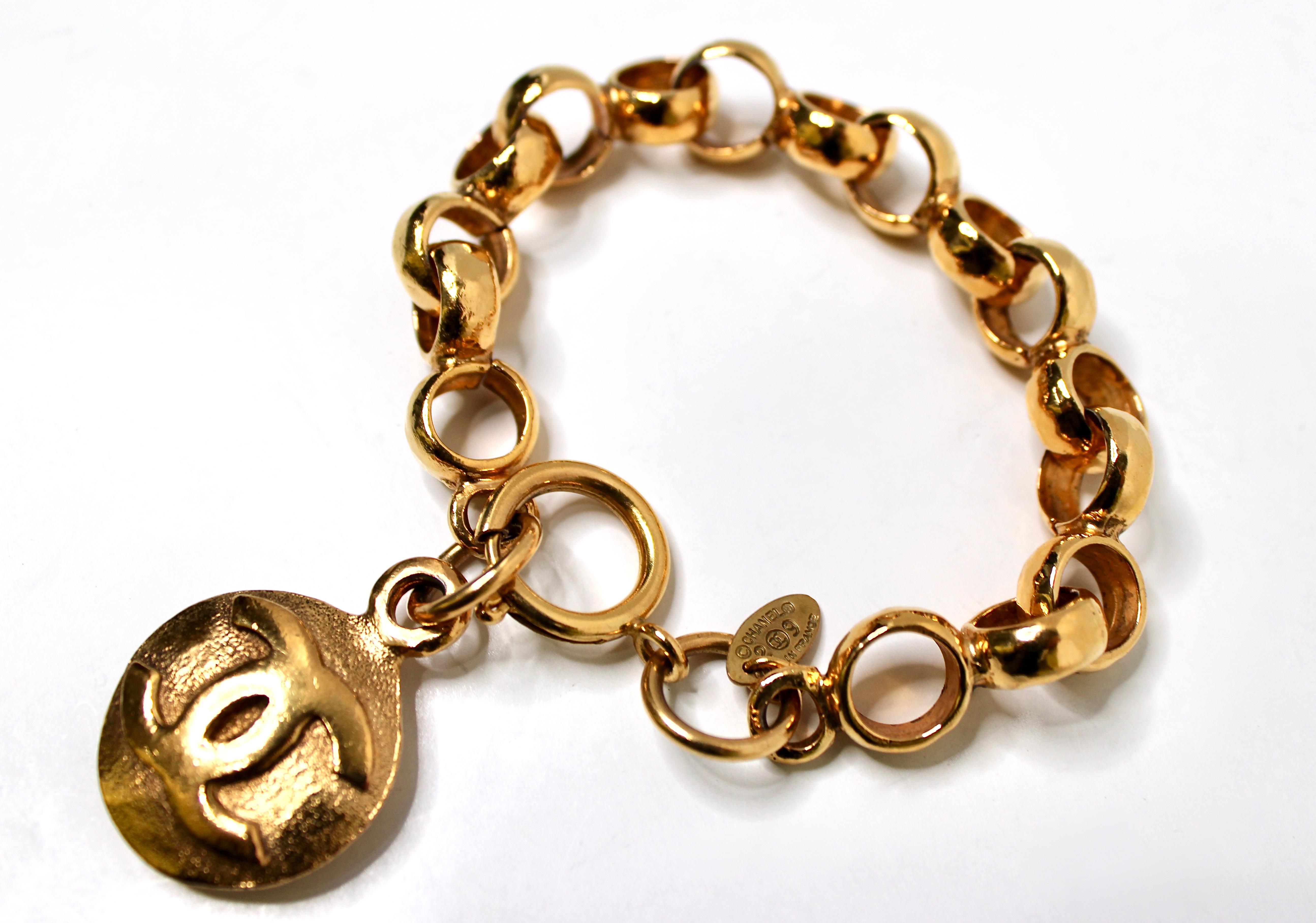 Bracciale a catena Chanel in tonalità oro con charme a forma di CC circa anni '90 In condizioni buone in vendita a Scottsdale, AZ