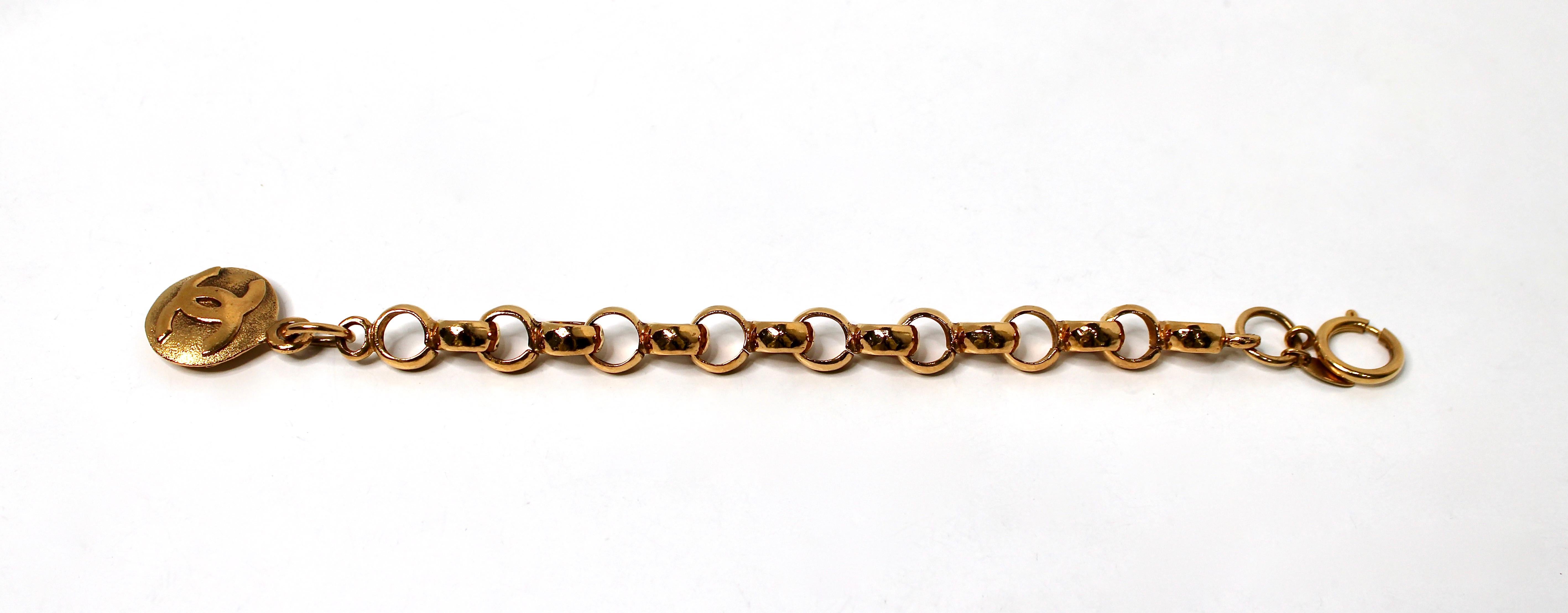 Donna Bracciale a catena Chanel in tonalità oro con charme a forma di CC circa anni '90 in vendita