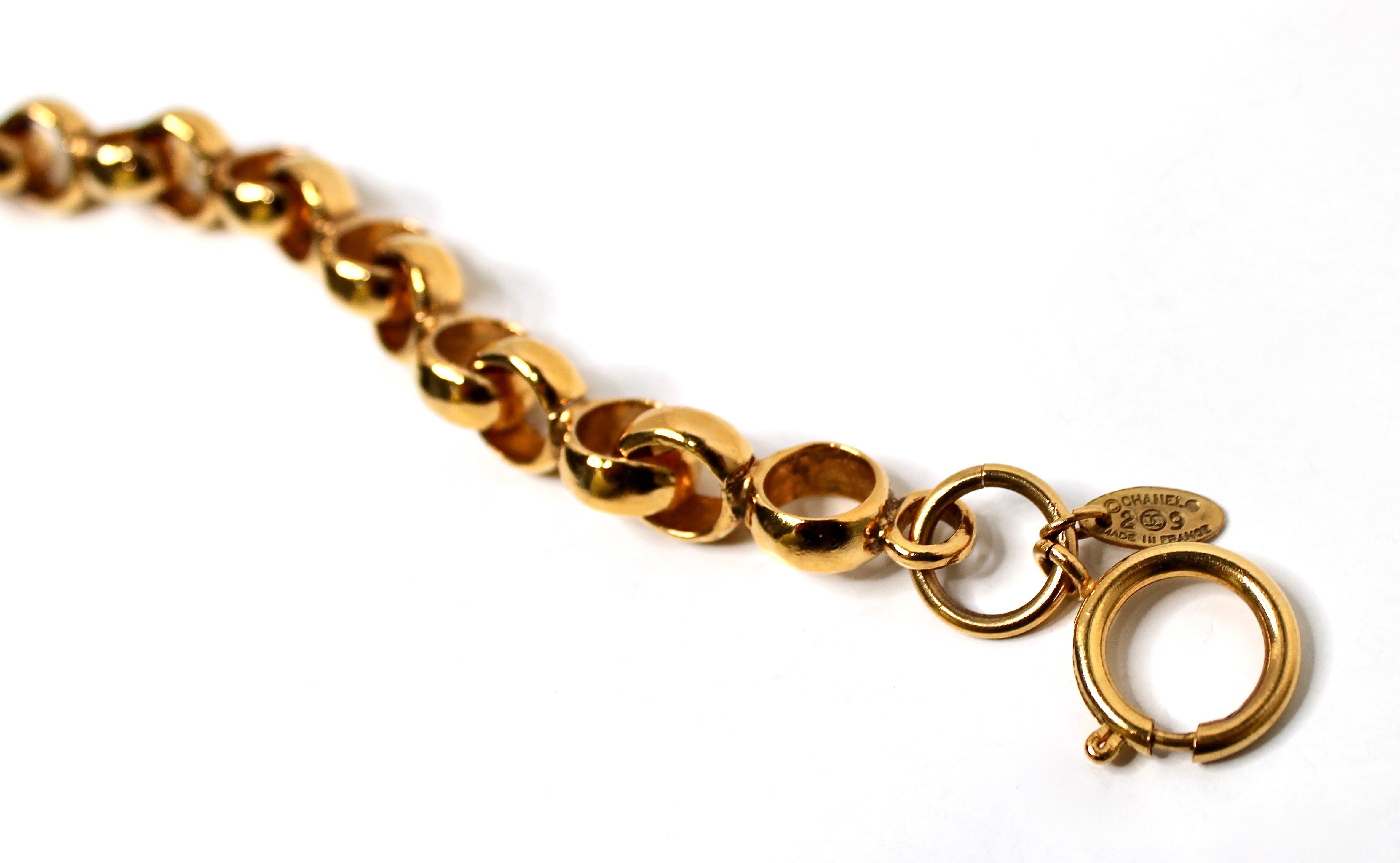 Bracciale a catena Chanel in tonalità oro con charme a forma di CC circa anni '90 in vendita 1