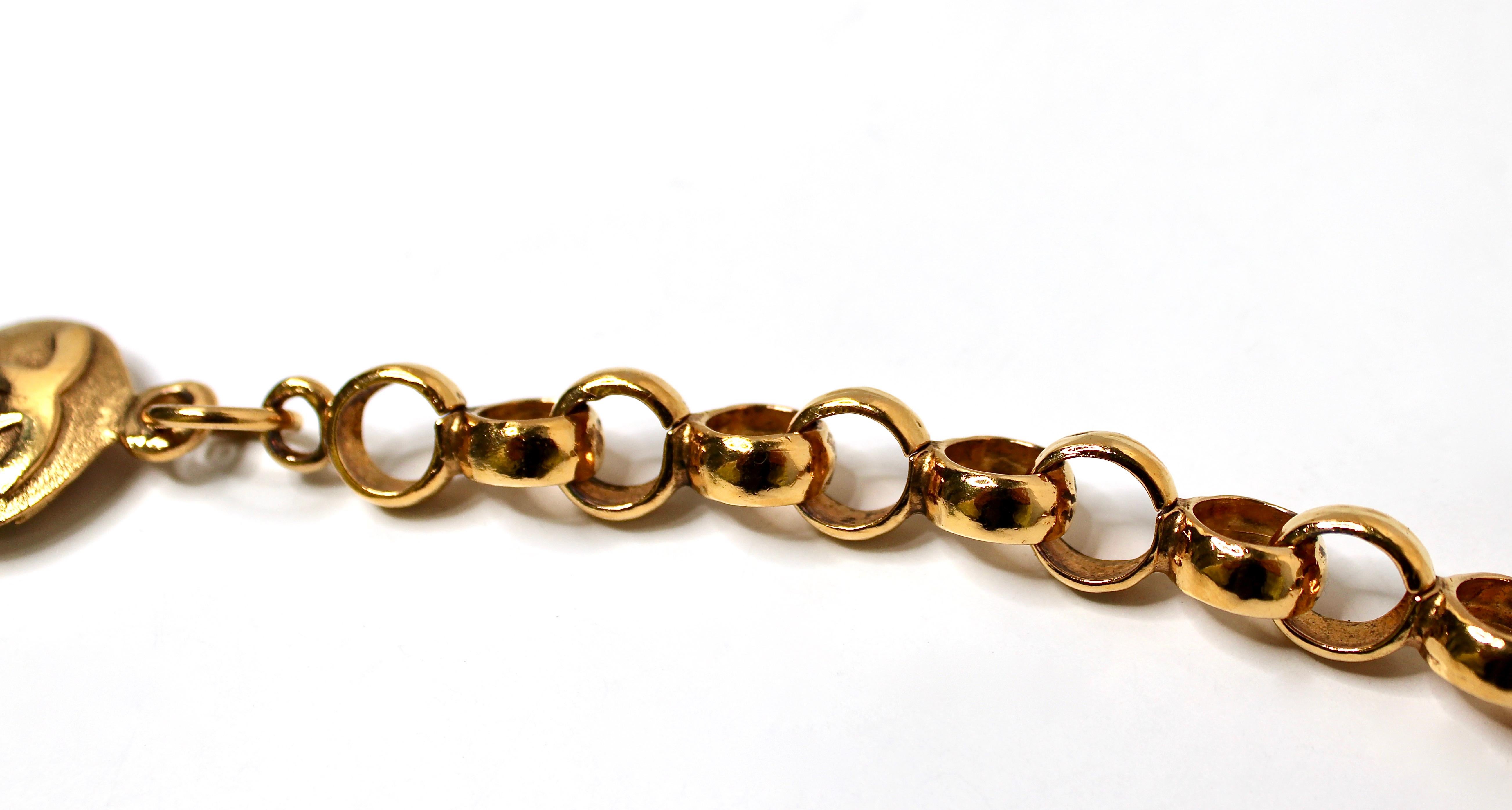 Bracciale a catena Chanel in tonalità oro con charme a forma di CC circa anni '90 in vendita 2