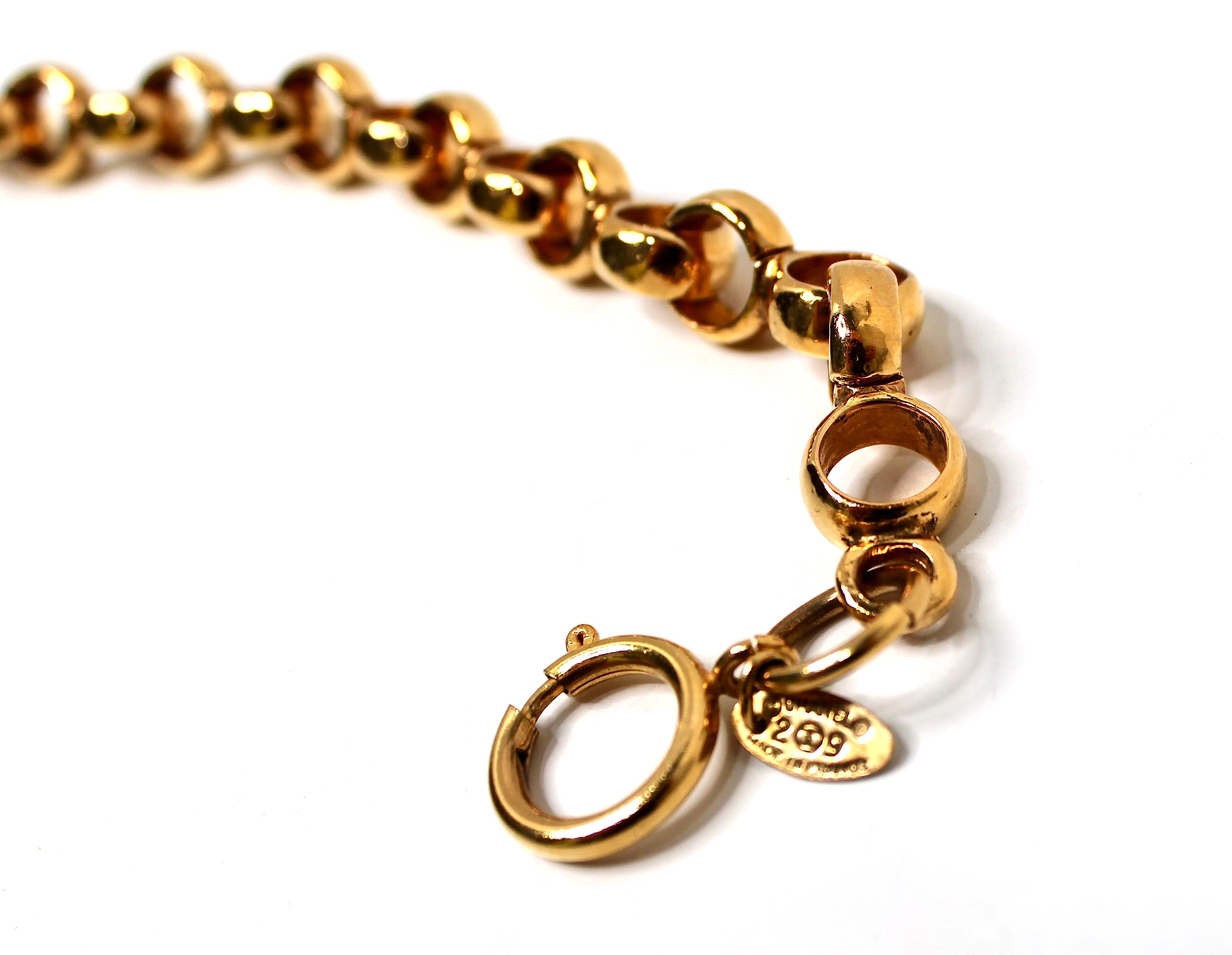 Bracciale a catena Chanel in tonalità oro con charme a forma di CC circa anni '90 in vendita 3
