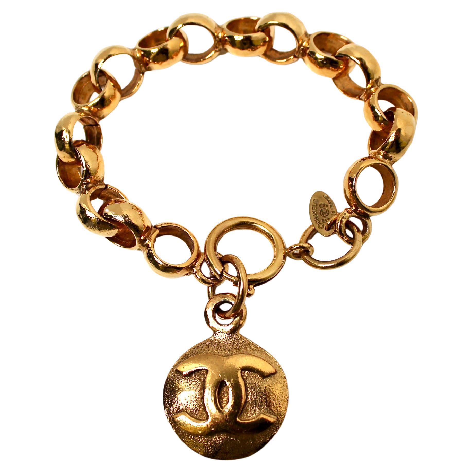 Bracciale a catena Chanel in tonalità oro con charme a forma di CC circa anni '90 in vendita
