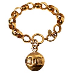 Bracciale a catena Chanel in tonalità oro con charme a forma di CC circa anni '90