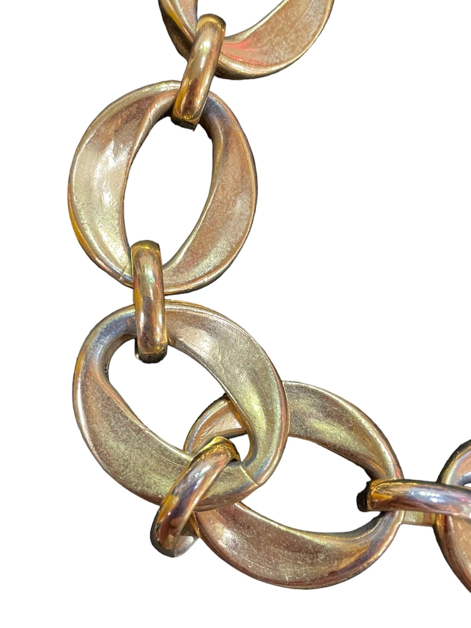 Rehaussez votre style avec ce collier ras de cou Chanel 80s oversized à maillons dorés. Glamour et sexy, cette pièce est parfaite pour les superpositions et pour ajouter une touche de luxe à n'importe quelle tenue. Livré avec sa boîte d'origine.