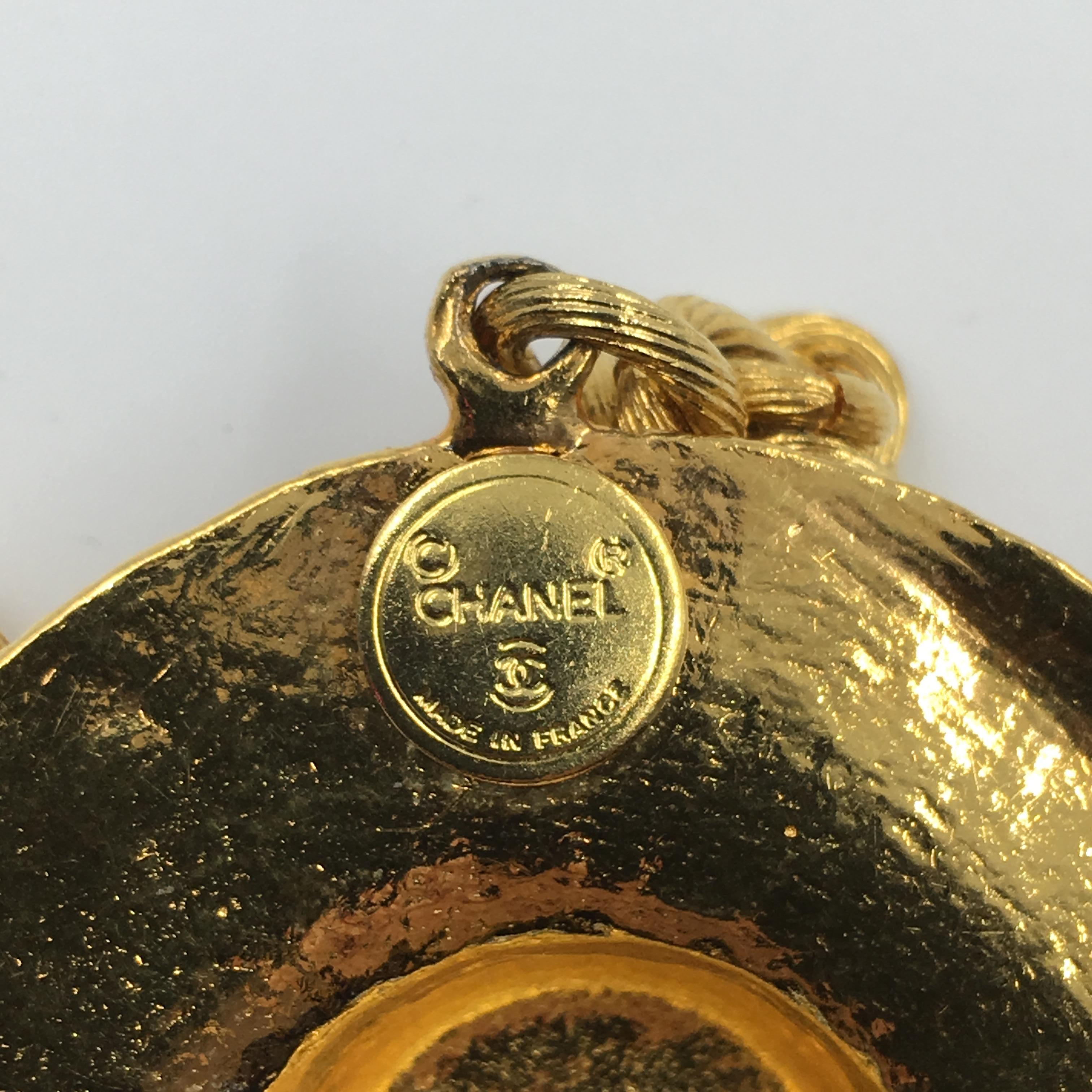 Chanel Collier à breloques classique Coco Chanel Chapeau et sac à main matelassé de couleur or en vente 2