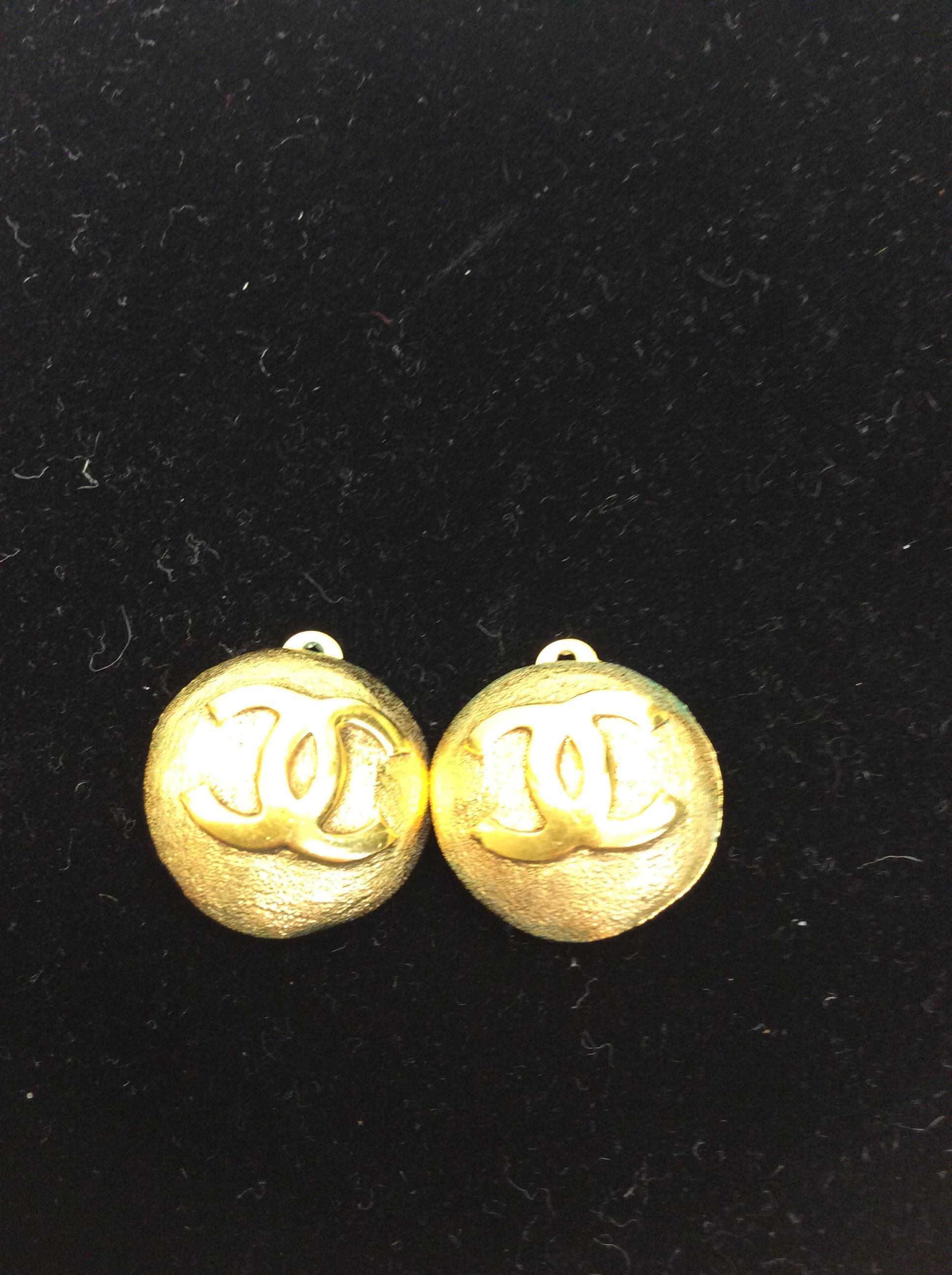Chanel Gold Tone Clip On Earrings In Good Condition For Sale In Narberth, PA