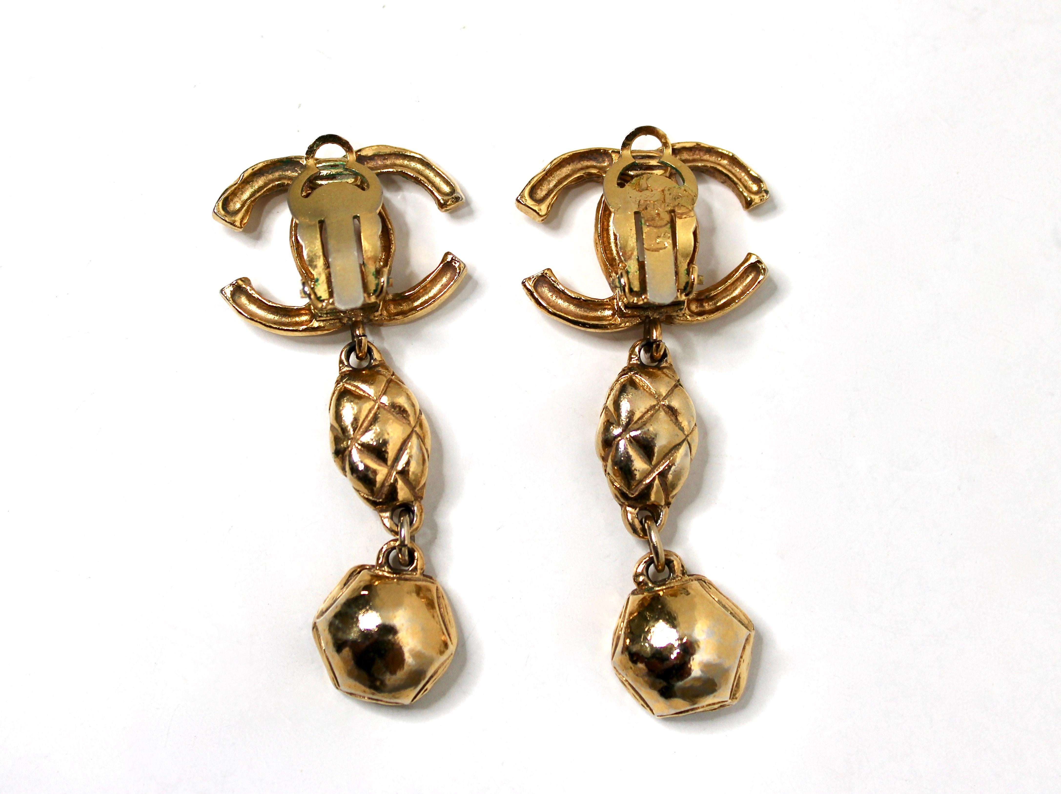 Orecchini a goccia Coco Chanel in oro con marchio a clip, circa anni '80 In condizioni buone in vendita a Scottsdale, AZ