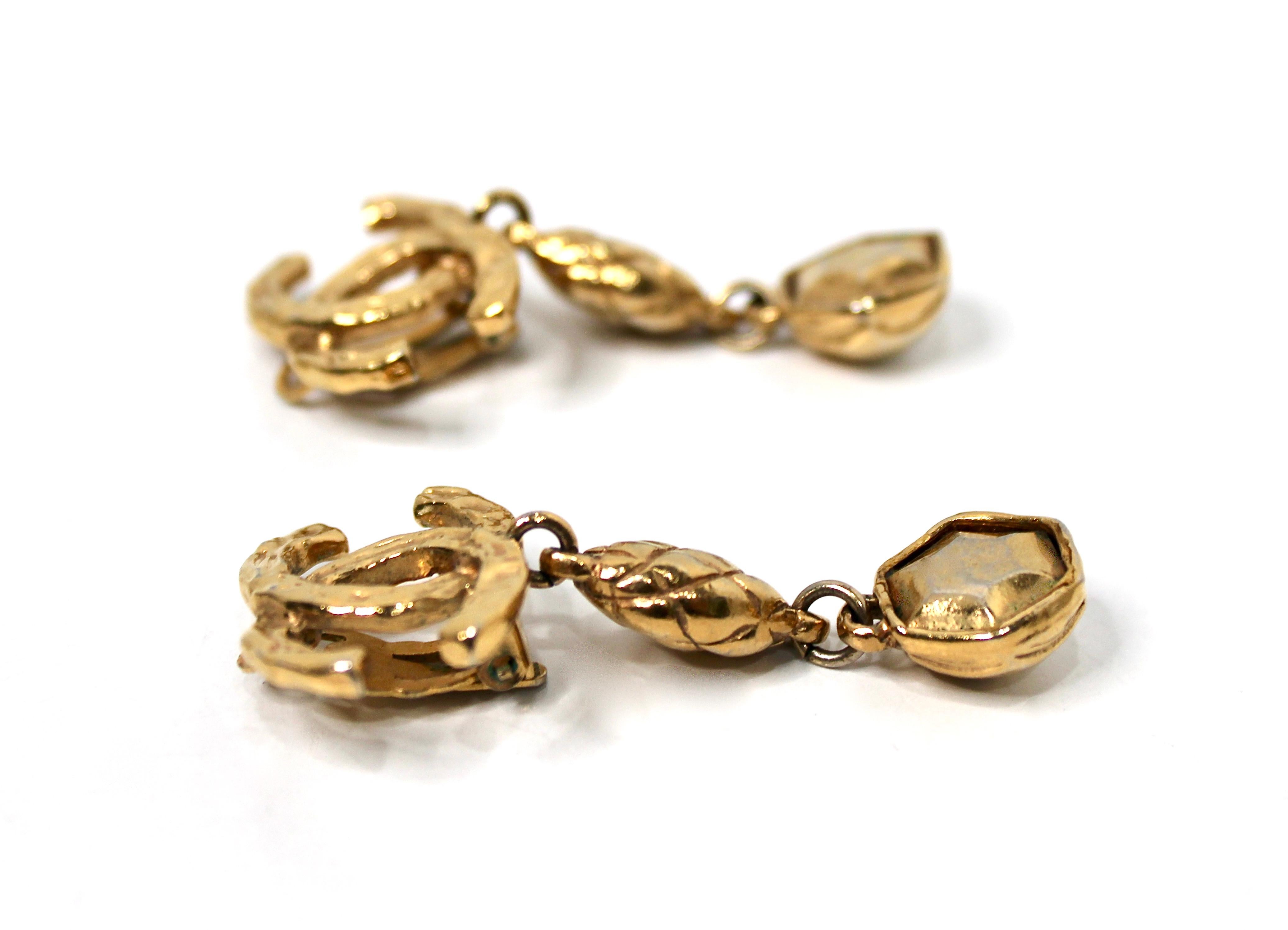 Donna Orecchini a goccia Coco Chanel in oro con marchio a clip, circa anni '80 in vendita