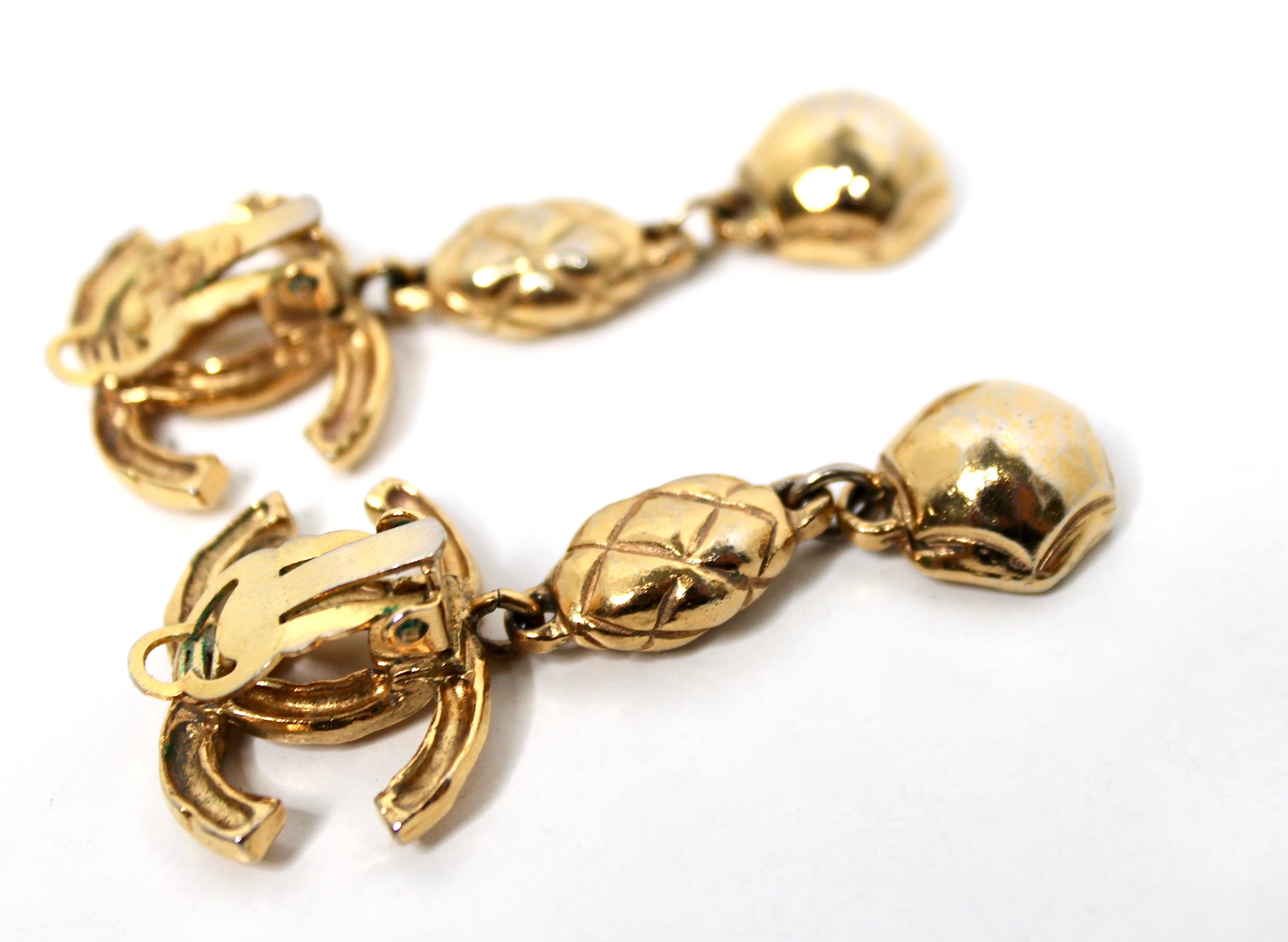 Orecchini a goccia Coco Chanel in oro con marchio a clip, circa anni '80 in vendita 1