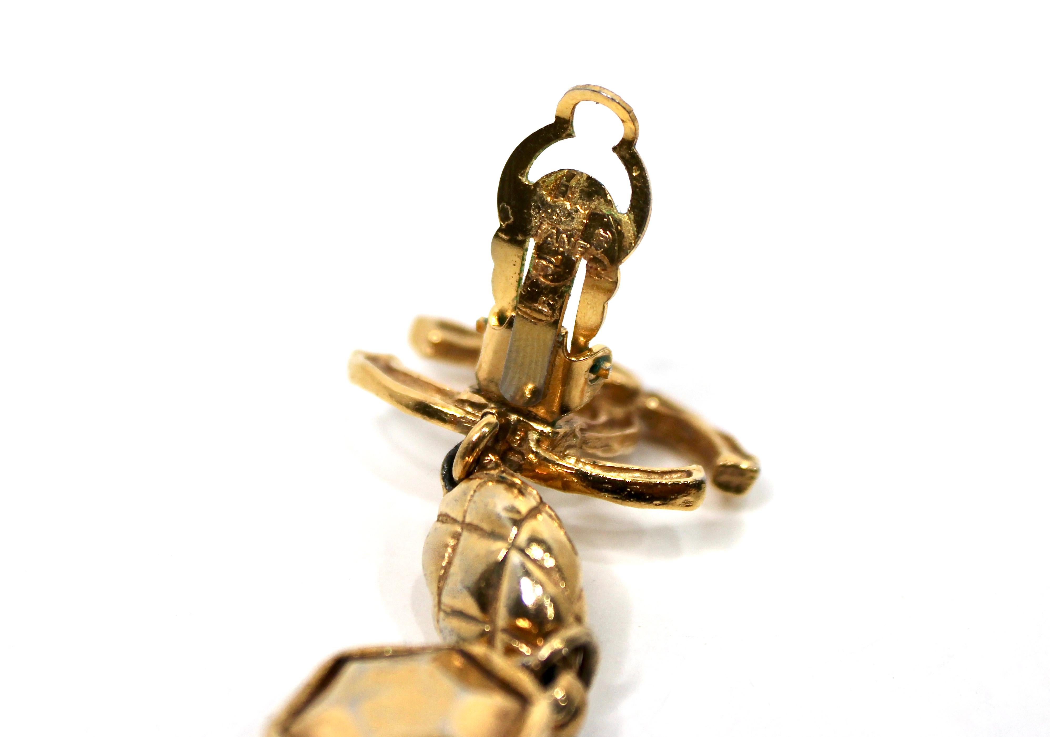 Orecchini a goccia Coco Chanel in oro con marchio a clip, circa anni '80 in vendita 2