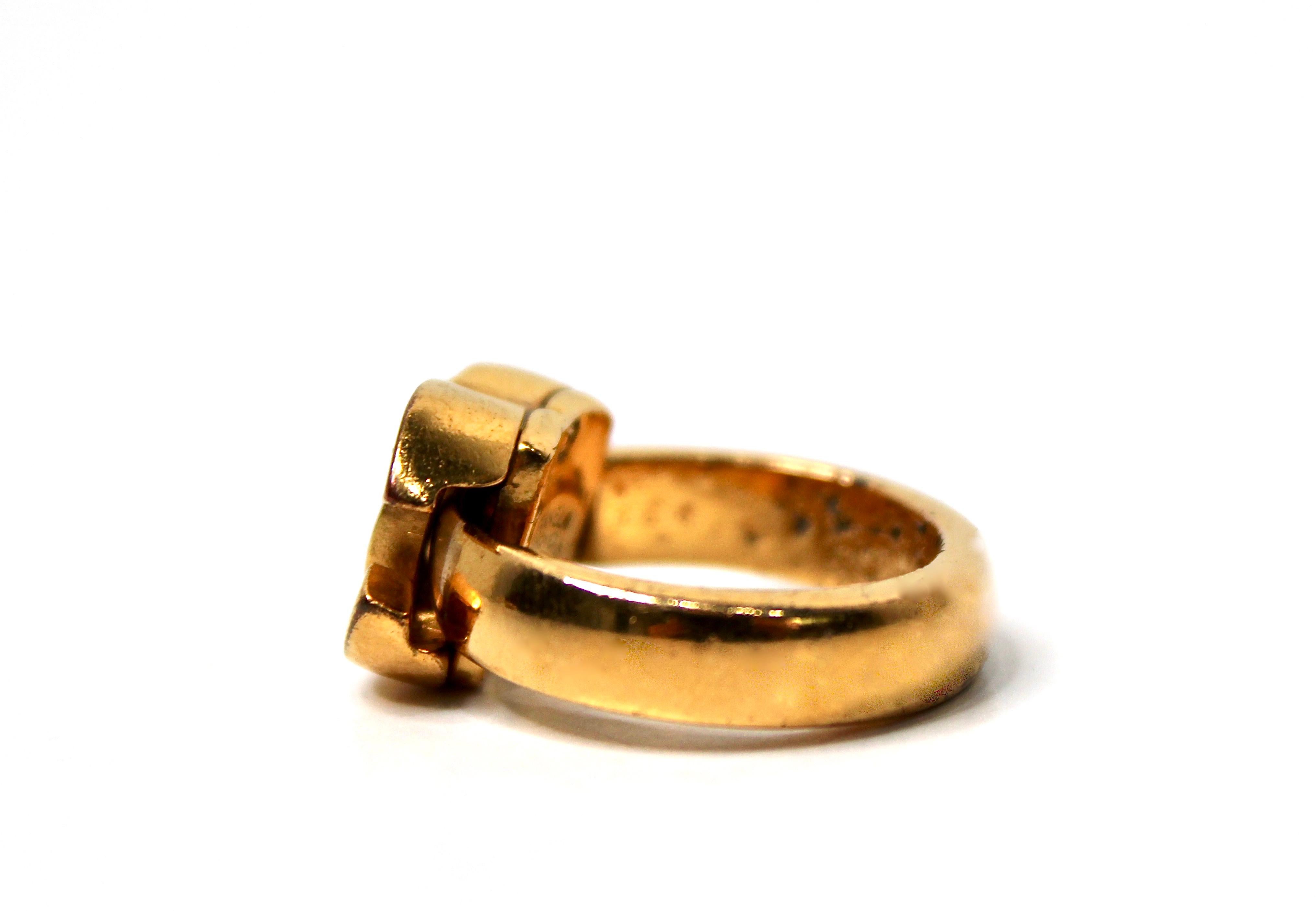 Anello Coco Chanel in oro con marchio ad incastro CIRCA 2001 In condizioni buone in vendita a Scottsdale, AZ