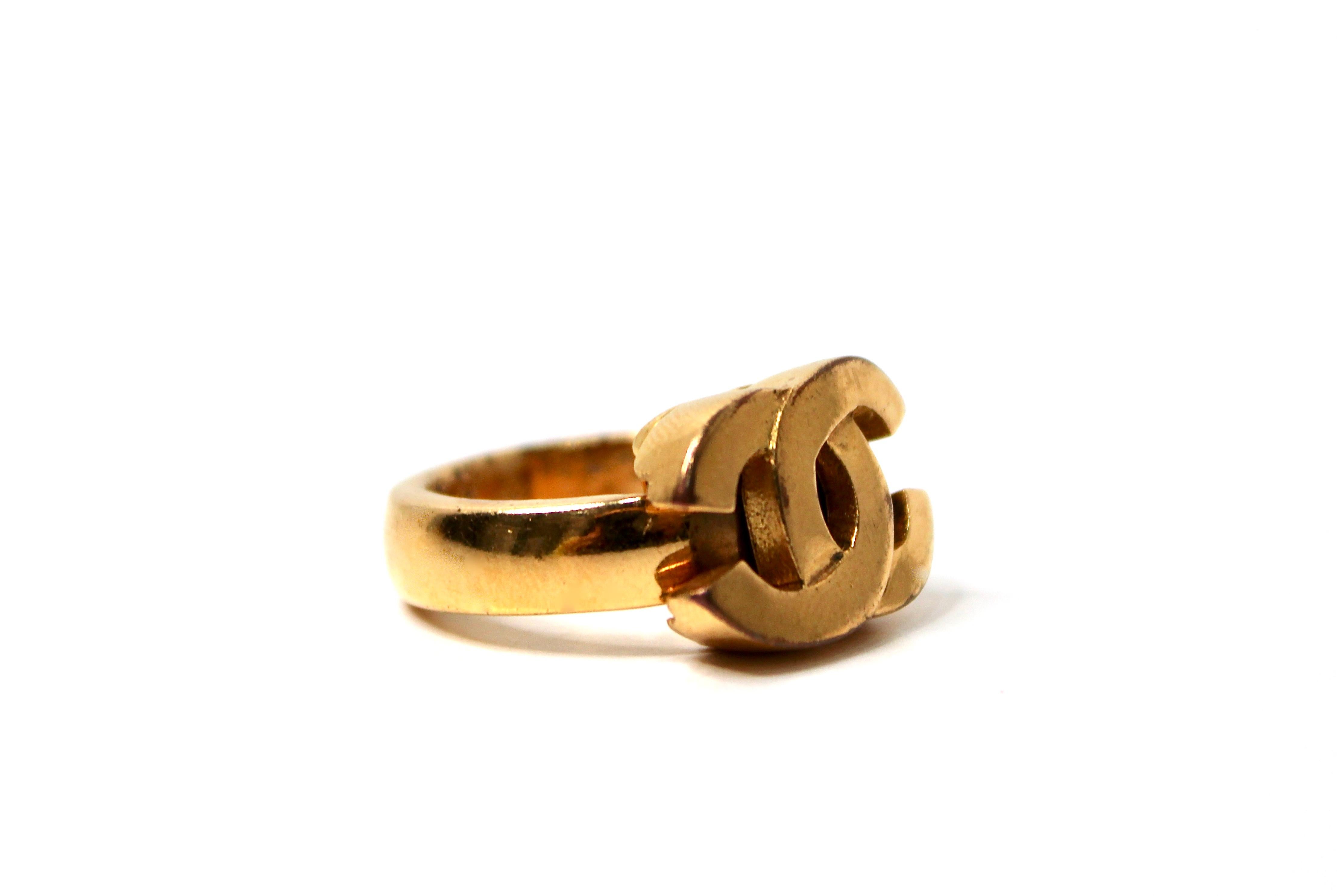 Anello Coco Chanel in oro con marchio ad incastro CIRCA 2001 in vendita 2