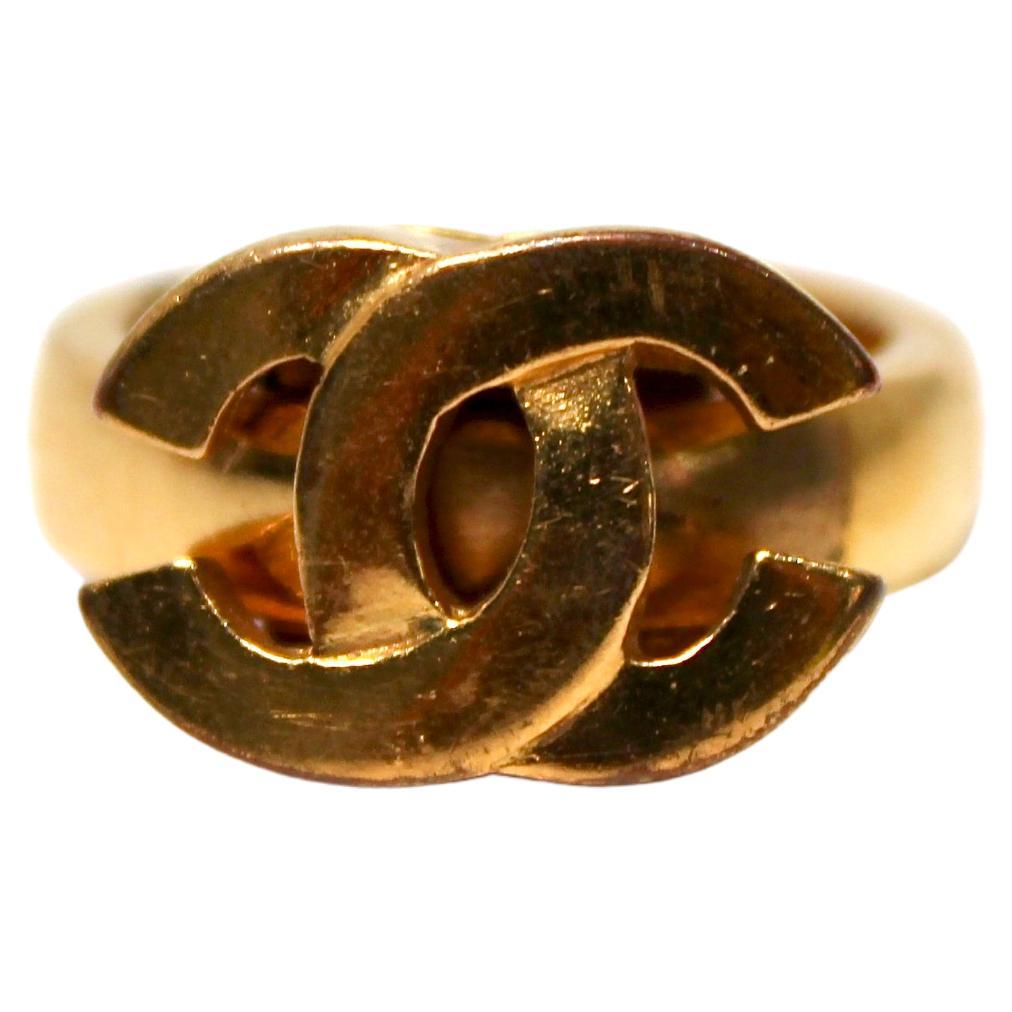 Anello Coco Chanel in oro con marchio ad incastro CIRCA 2001 in vendita