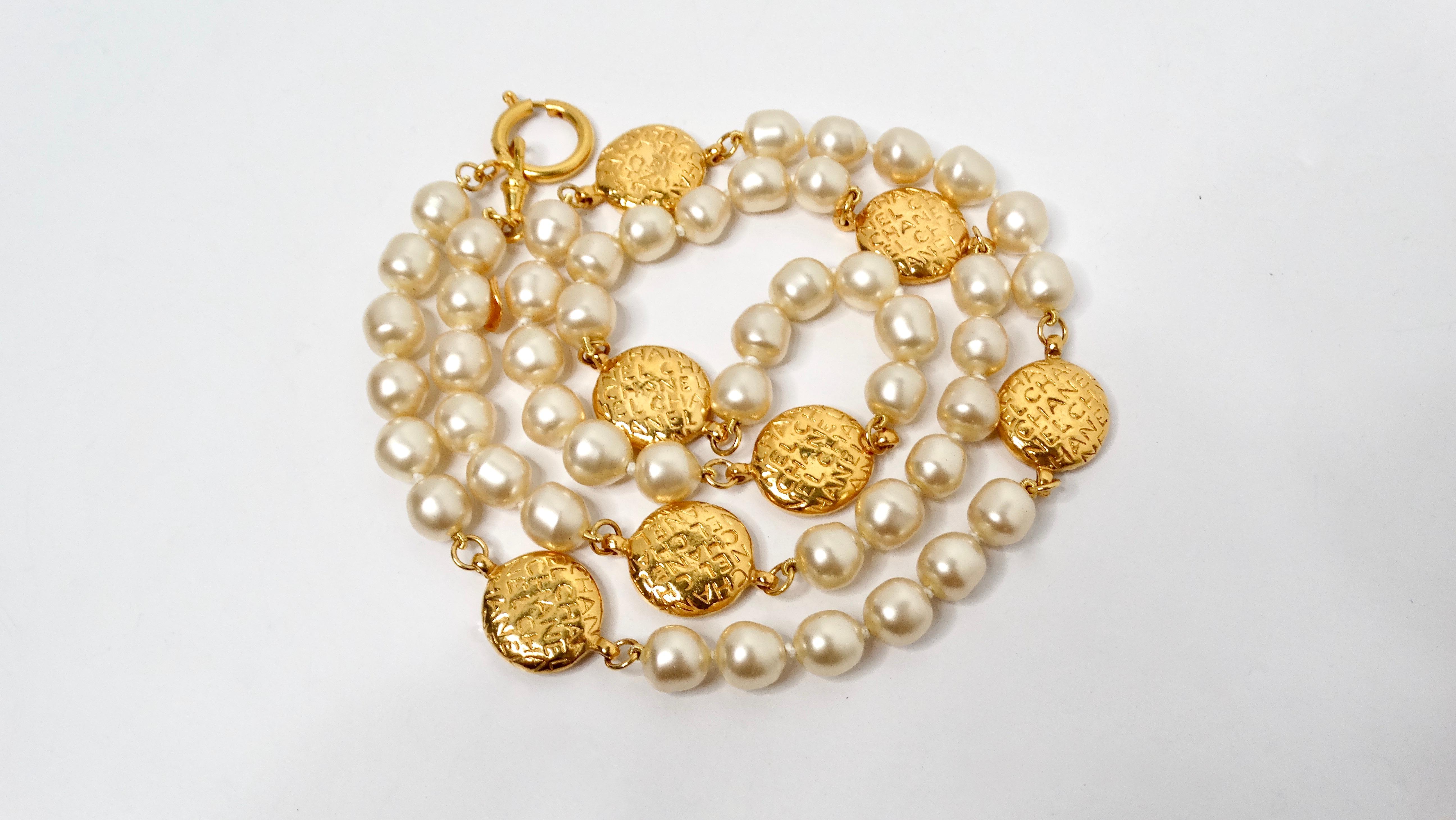 Chanel - Collier de pièces de monnaie et de perles de fantaisie en or Bon état - En vente à Scottsdale, AZ