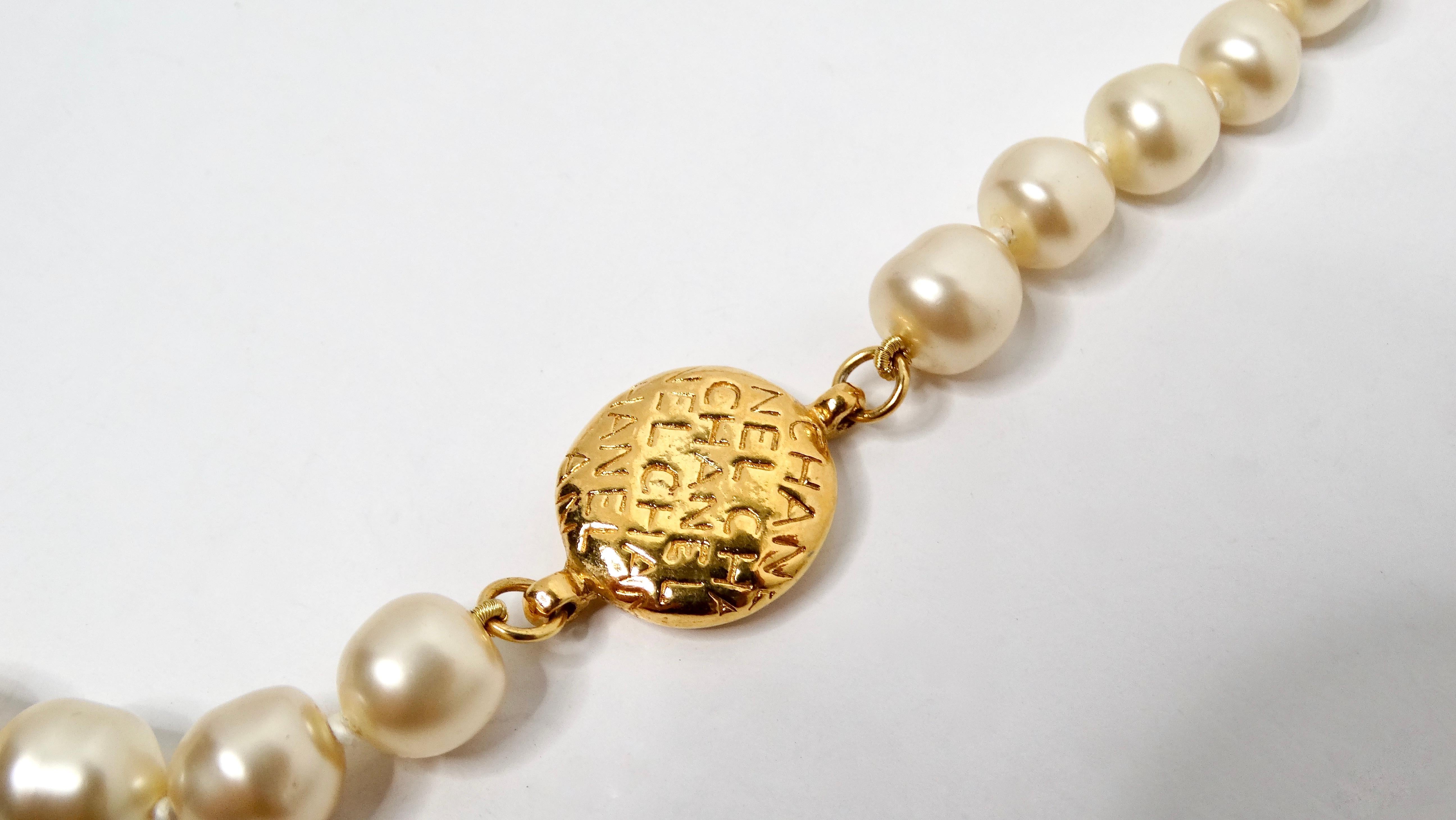 Chanel - Collier de pièces de monnaie et de perles de fantaisie en or Pour femmes en vente