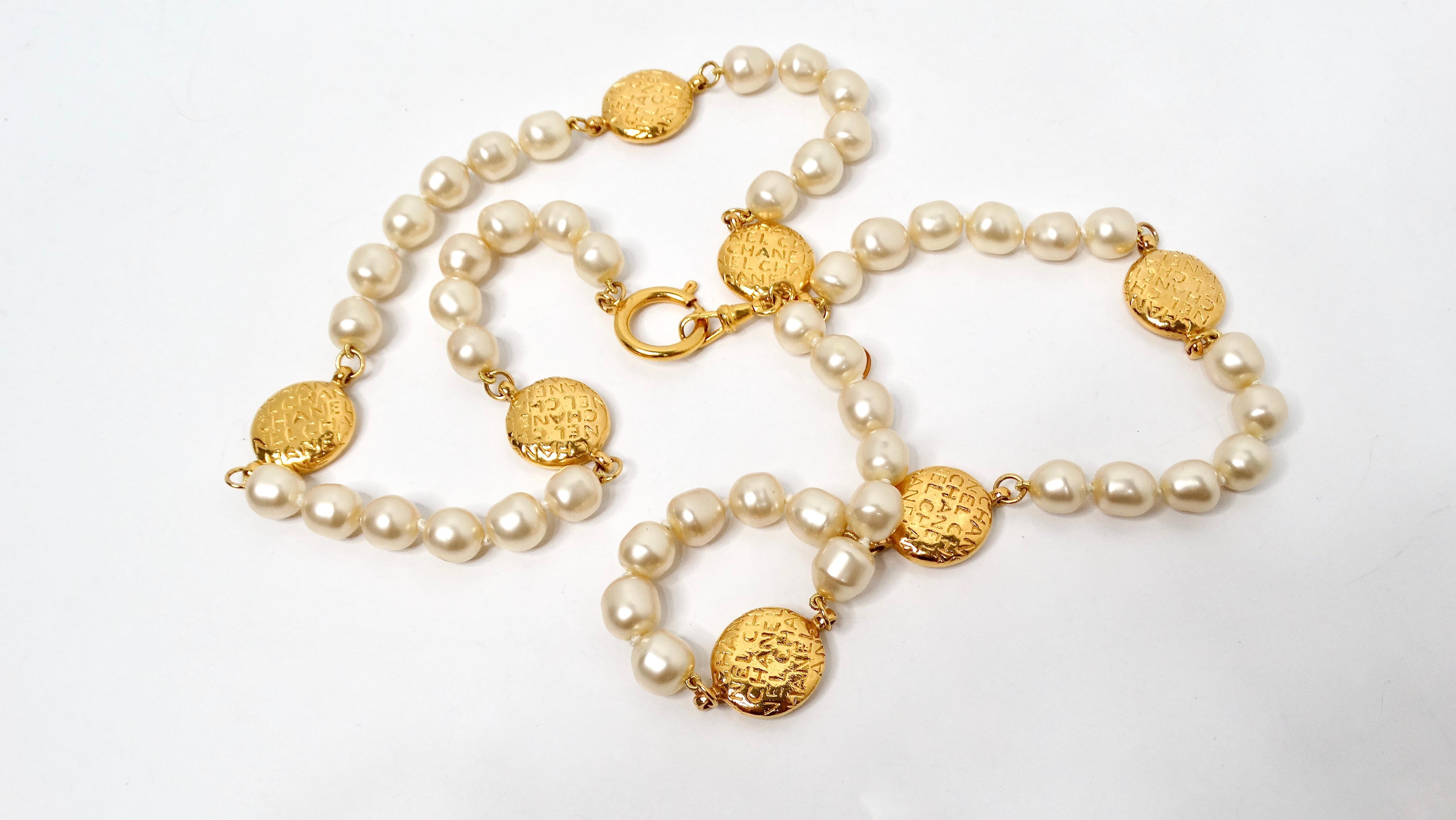 Chanel - Collier de pièces de monnaie et de perles de fantaisie en or en vente 1