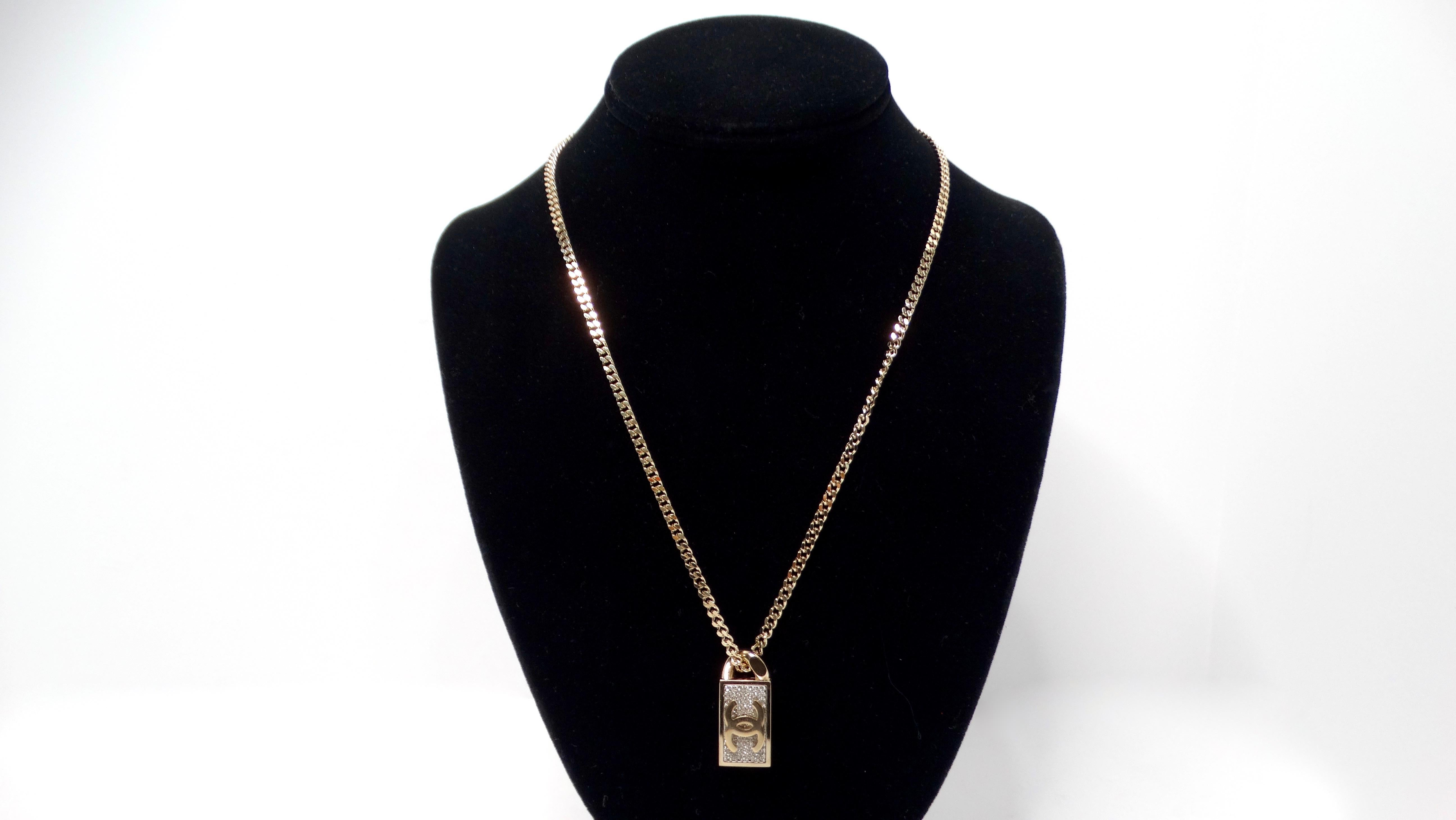 Chanel Collier pendentif style étiquette de chien en cristal de couleur or Bon état - En vente à Scottsdale, AZ