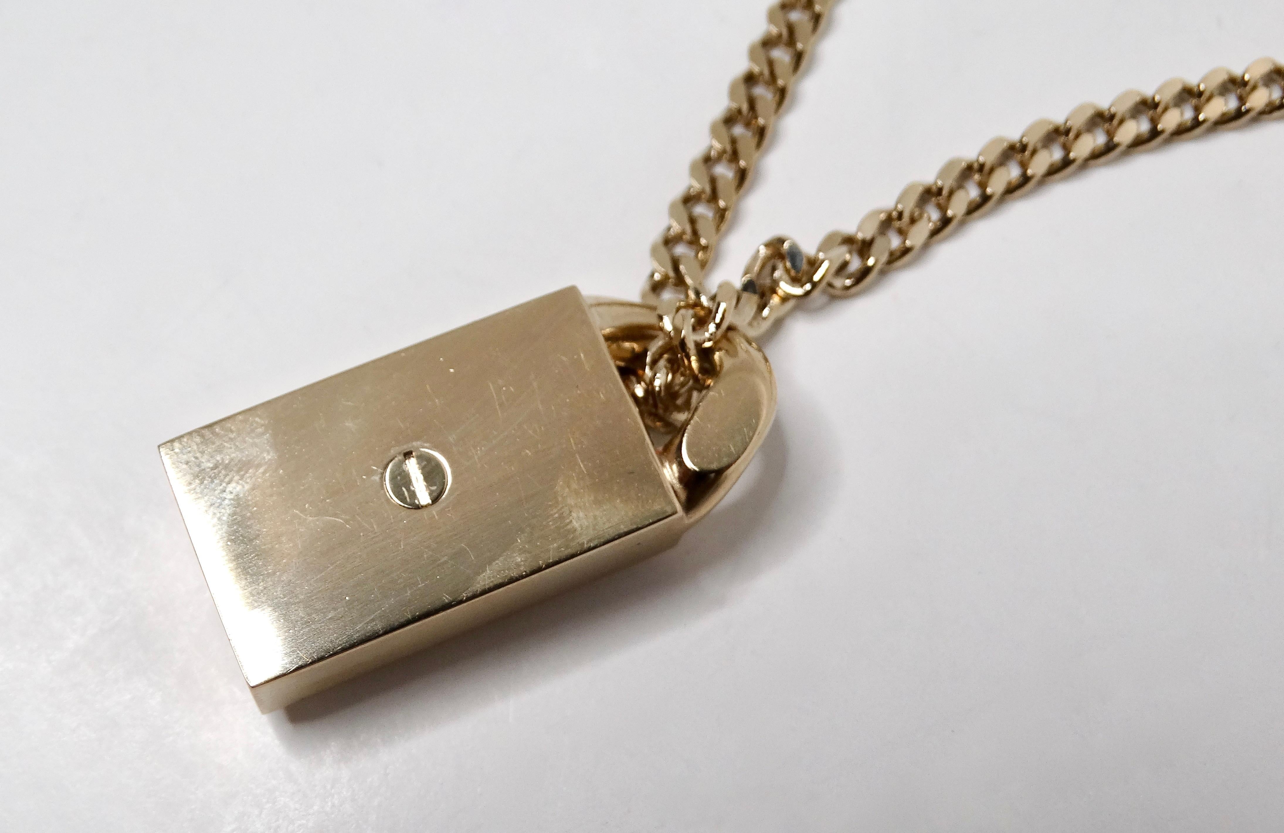 Chanel Collier pendentif style étiquette de chien en cristal de couleur or Pour femmes en vente