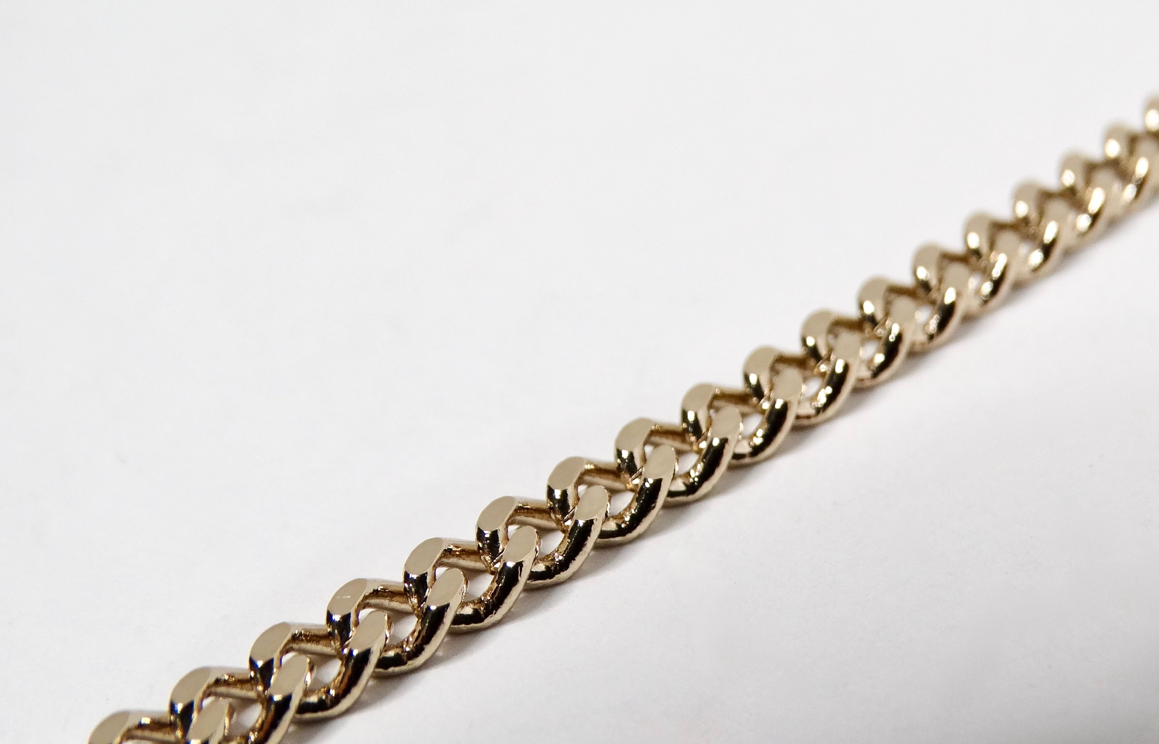 Chanel Collier pendentif style étiquette de chien en cristal de couleur or en vente 1