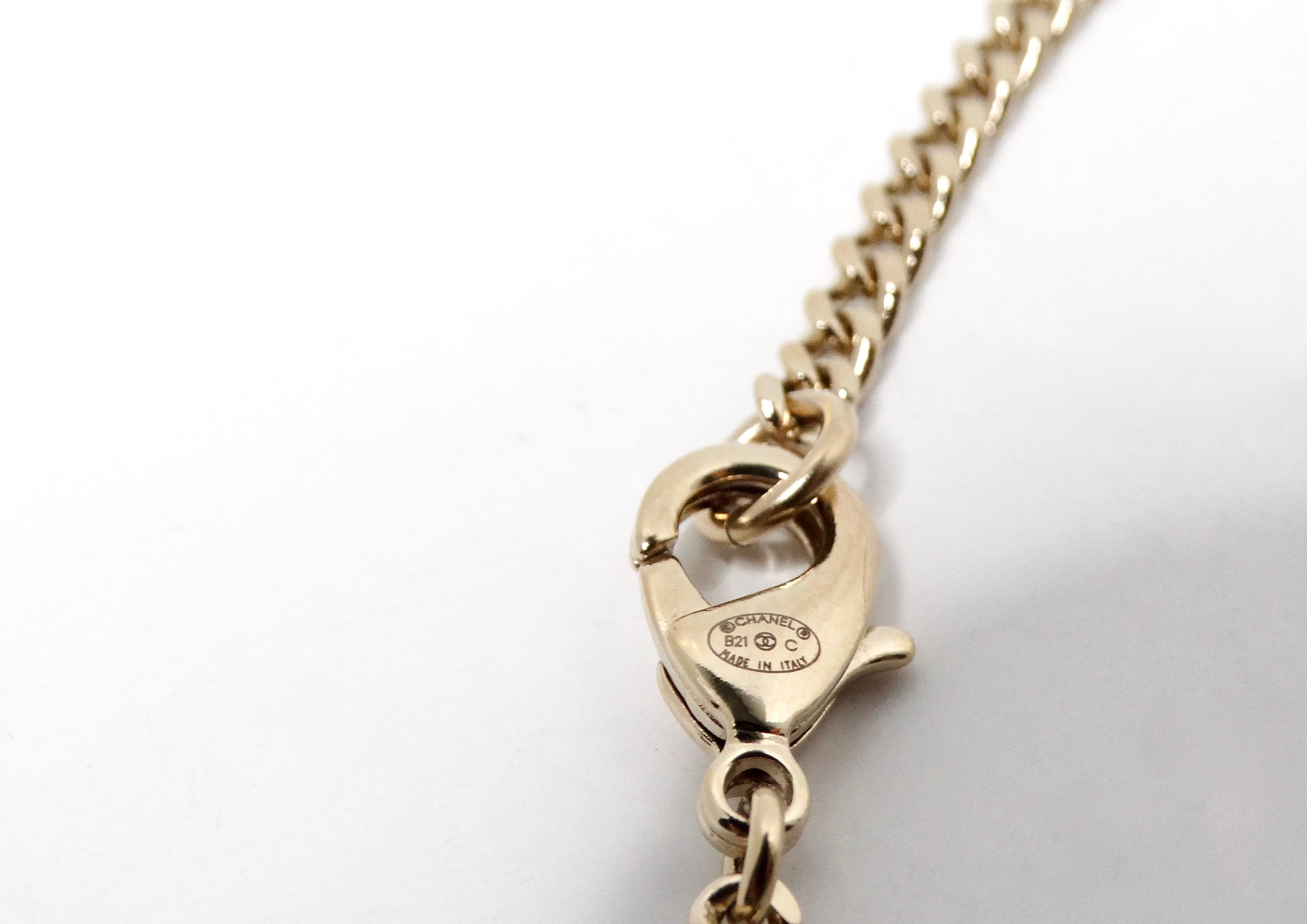 Chanel Collier pendentif style étiquette de chien en cristal de couleur or en vente 2