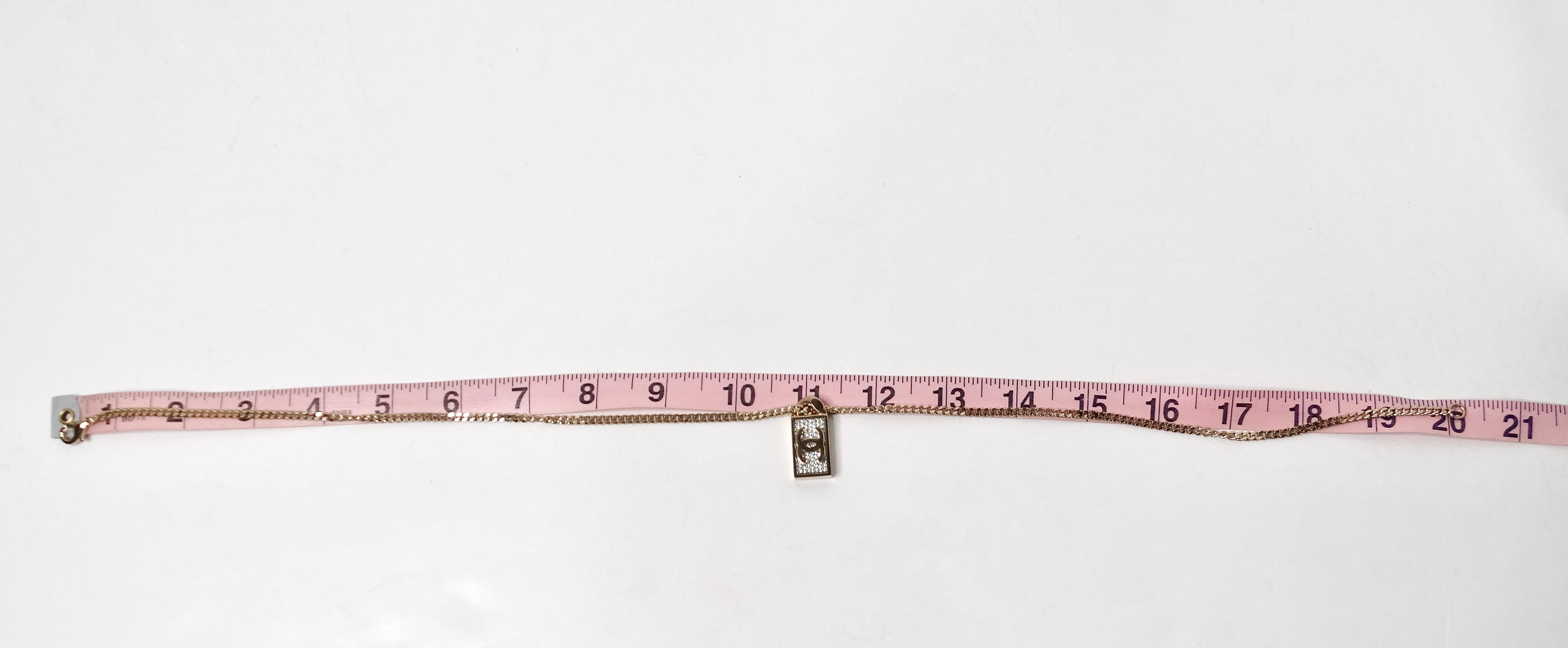Chanel Collier pendentif style étiquette de chien en cristal de couleur or en vente 3