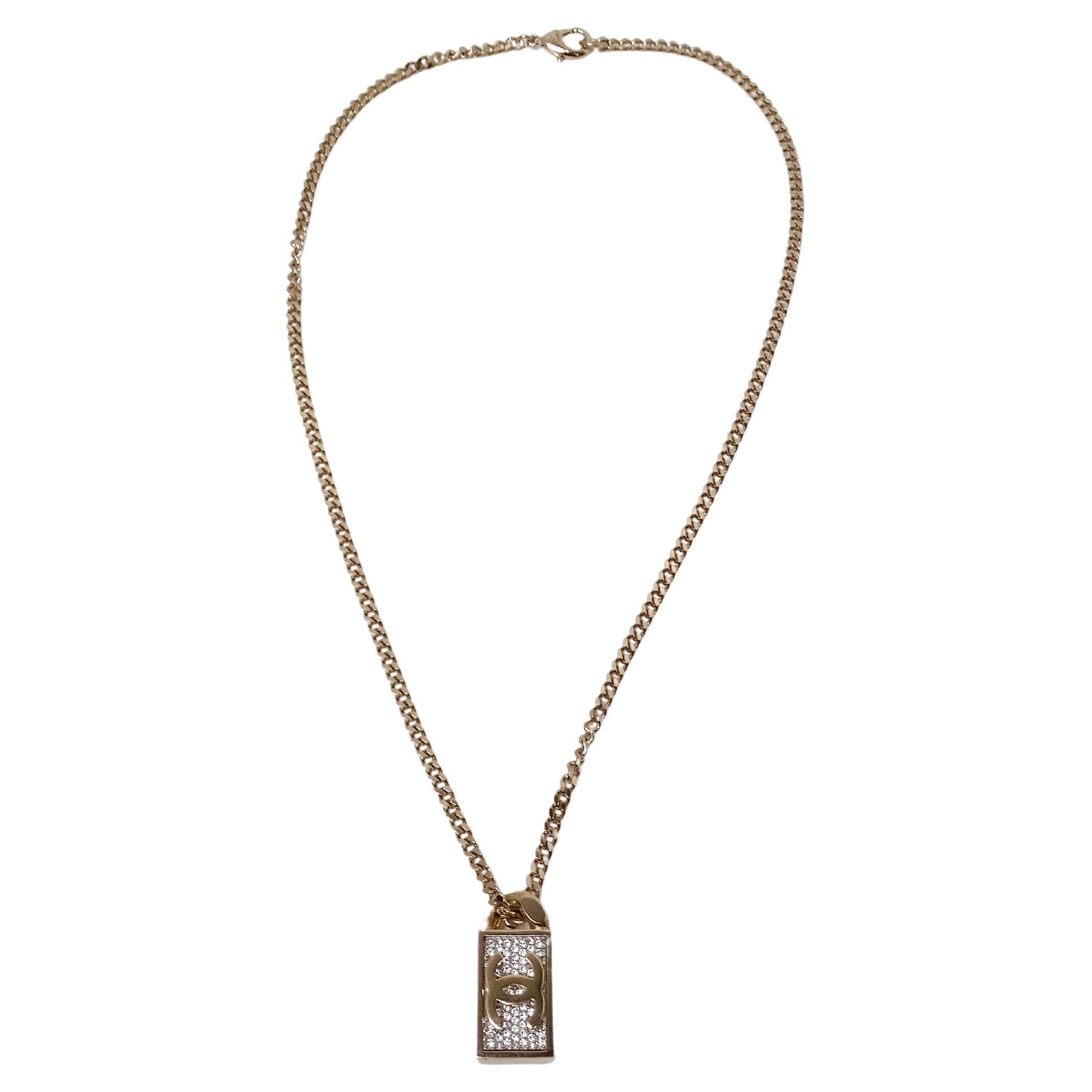 Chanel Collier pendentif style étiquette de chien en cristal de couleur or en vente