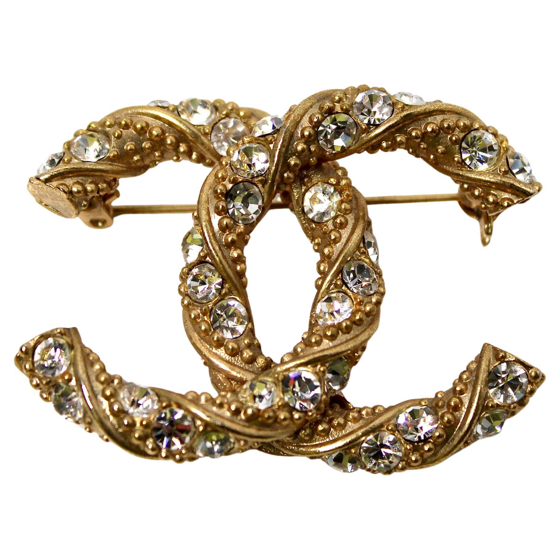 Chanel - Broche CC cloutée en cristal doré circa 2009