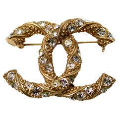 Chanel Broche CC entrelazado con tachuelas de cristal dorado circa 2009