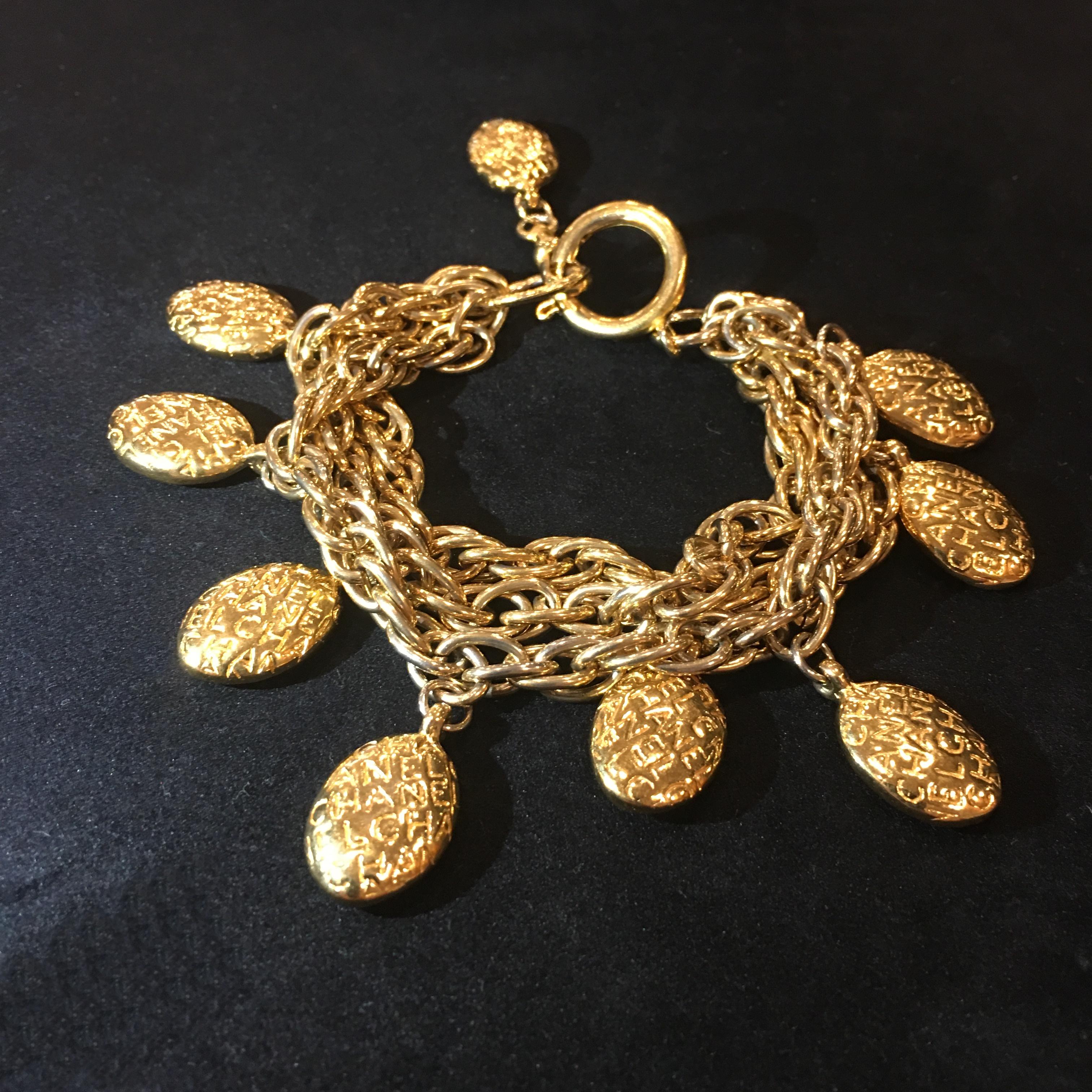 Marke: Chanel
Referenz: JW279
Länge des Armbands: 19cm
MATERIAL: Vergoldetes Metall
Jahr: 1980er Jahre
Hergestellt in Frankreich

Bitte beachten Sie: Die Schmuckstücke sind garantiert 100% authentisch aus Vorbesitz und können daher Anzeichen von