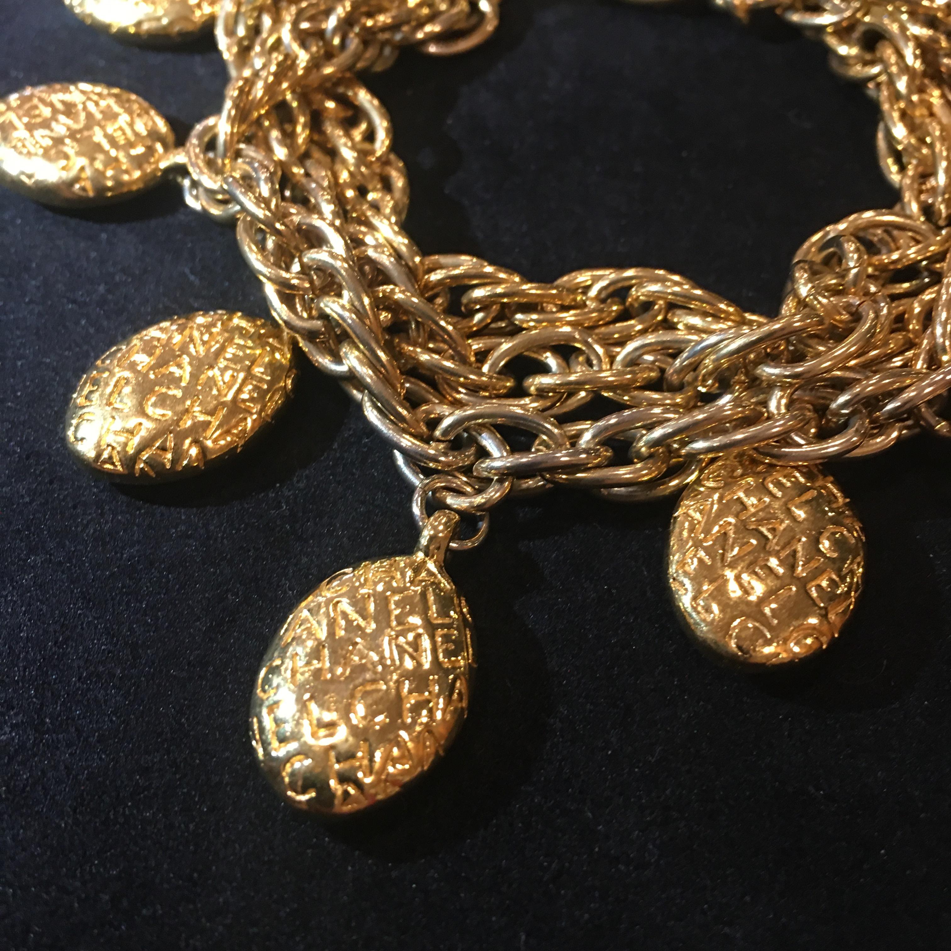 Chanel Goldfarbenes, maßgefertigtes, mehrreihiges Charm-Logo-Armband mit Perlen, 1980''s im Zustand „Gut“ in Central & Western District, HK