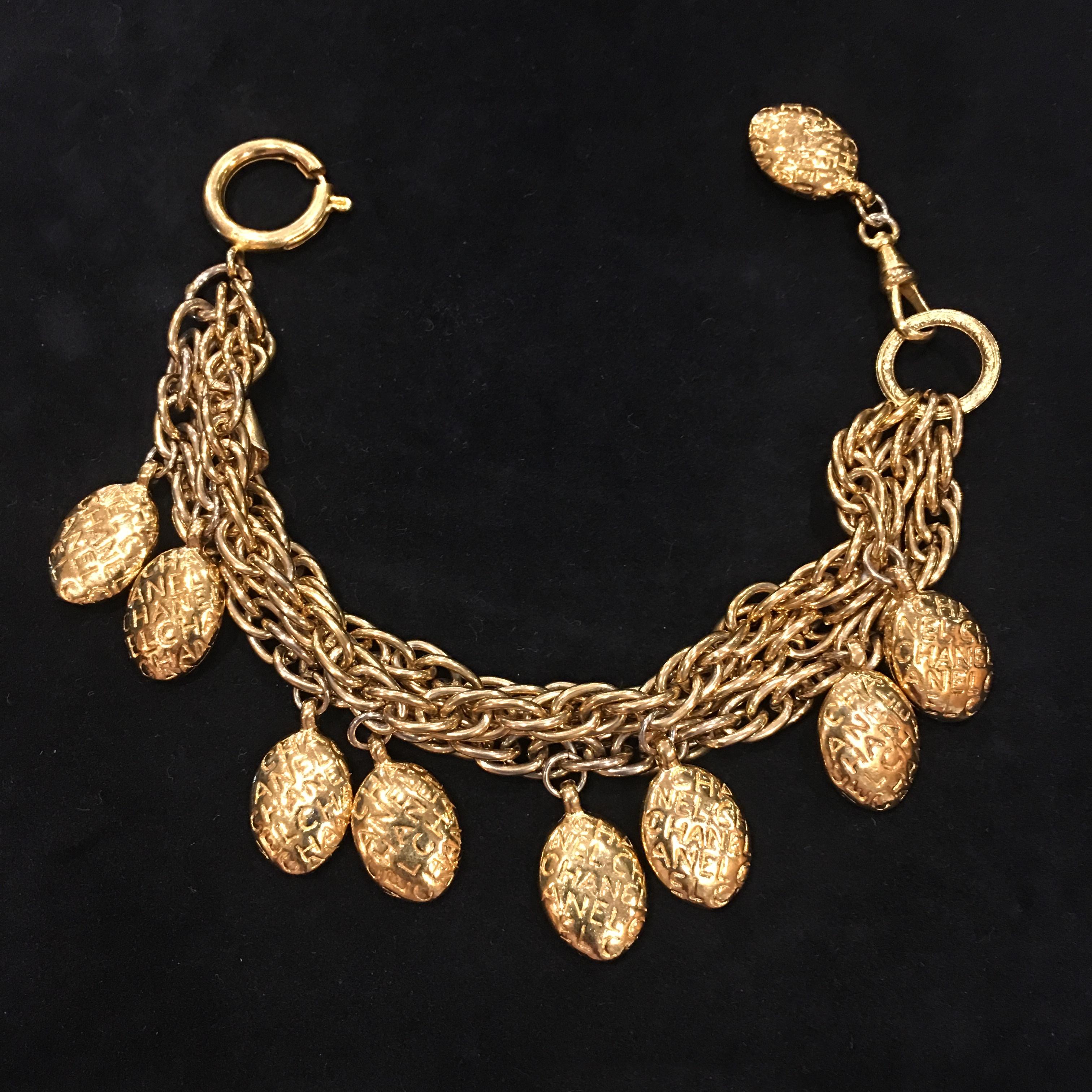 Chanel Goldfarbenes, maßgefertigtes, mehrreihiges Charm-Logo-Armband mit Perlen, 1980''s Damen